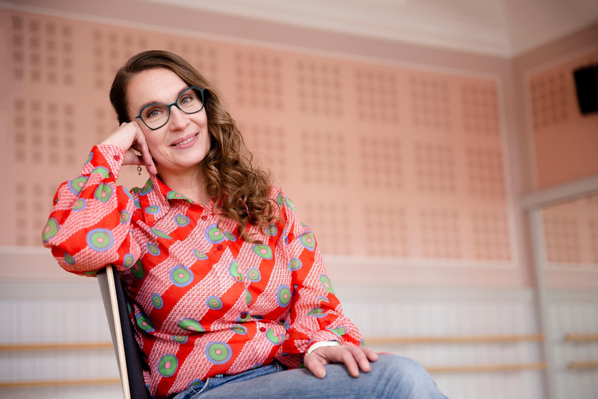 Taru Hallikaisen mielestä henkisyyden ei tarvitse olla liian vakavaa, siksi hän välillä rukoilee ja välillä tutkii netistä voimaeläimiä: ”Se tuo hauskuutta elämään”