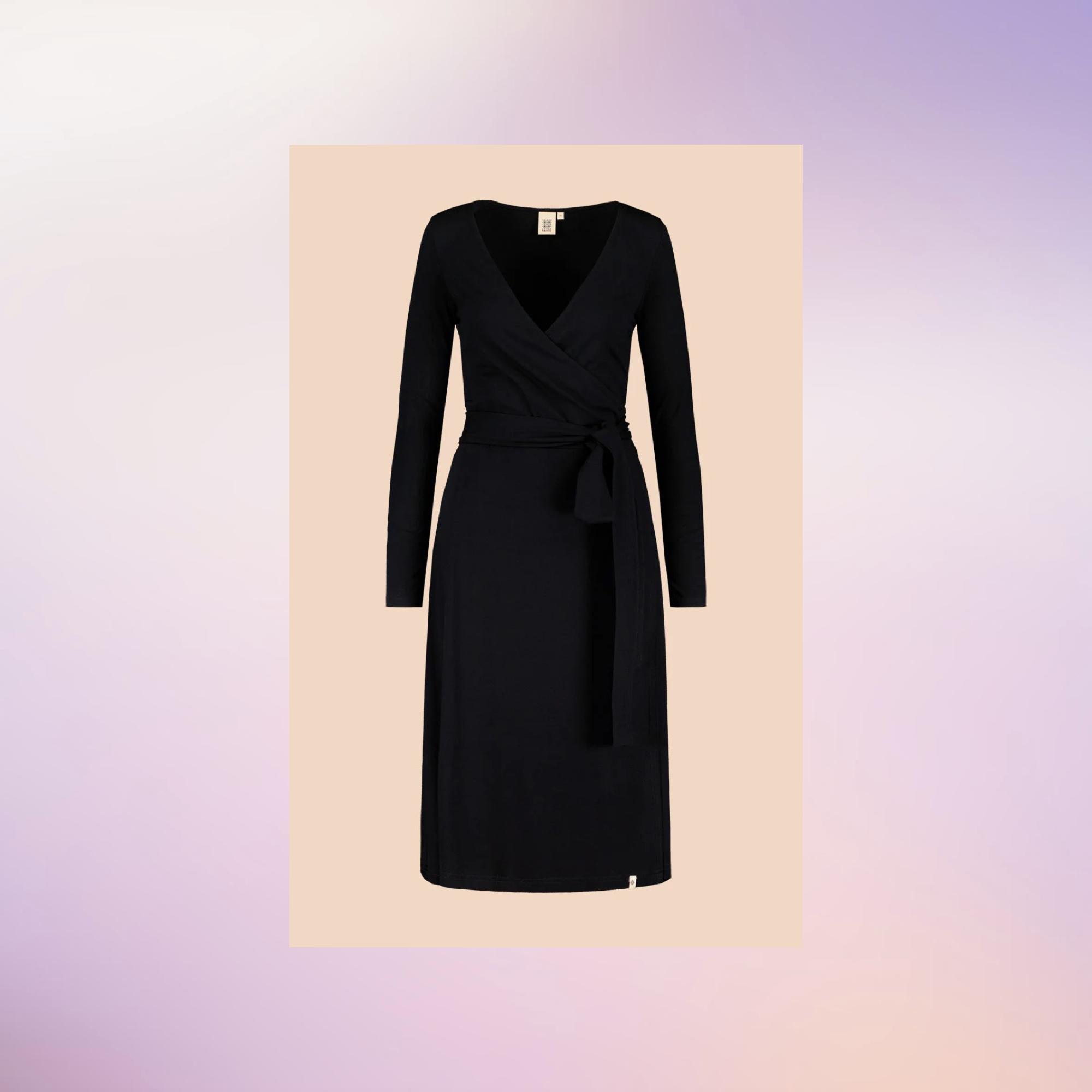 Kaikon vastuullisesti valmistetusta Soft Wrap -trikoomekosta (XS–XXL) on tullut klassikko, jonka perään työkaverit taatusti kyselevät. Mekko on saatavilla myös kuviollisena tai tummansinisenä. Mekko on Ökötex 100 -sertifioitu ja valmistettu Portugalissa. 119, 90 e.