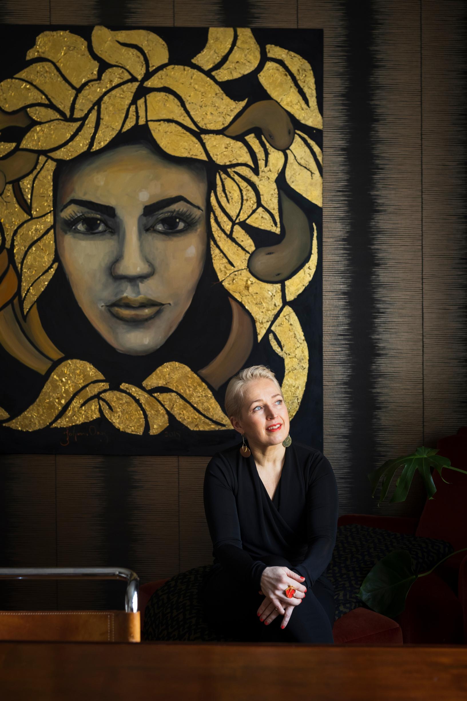 Kun Anna Perho näki kuvan Johanna Oraksen Kultainen tyttö -teoksesta lehdessä, hän halusi ostaa sen kotiinsa.