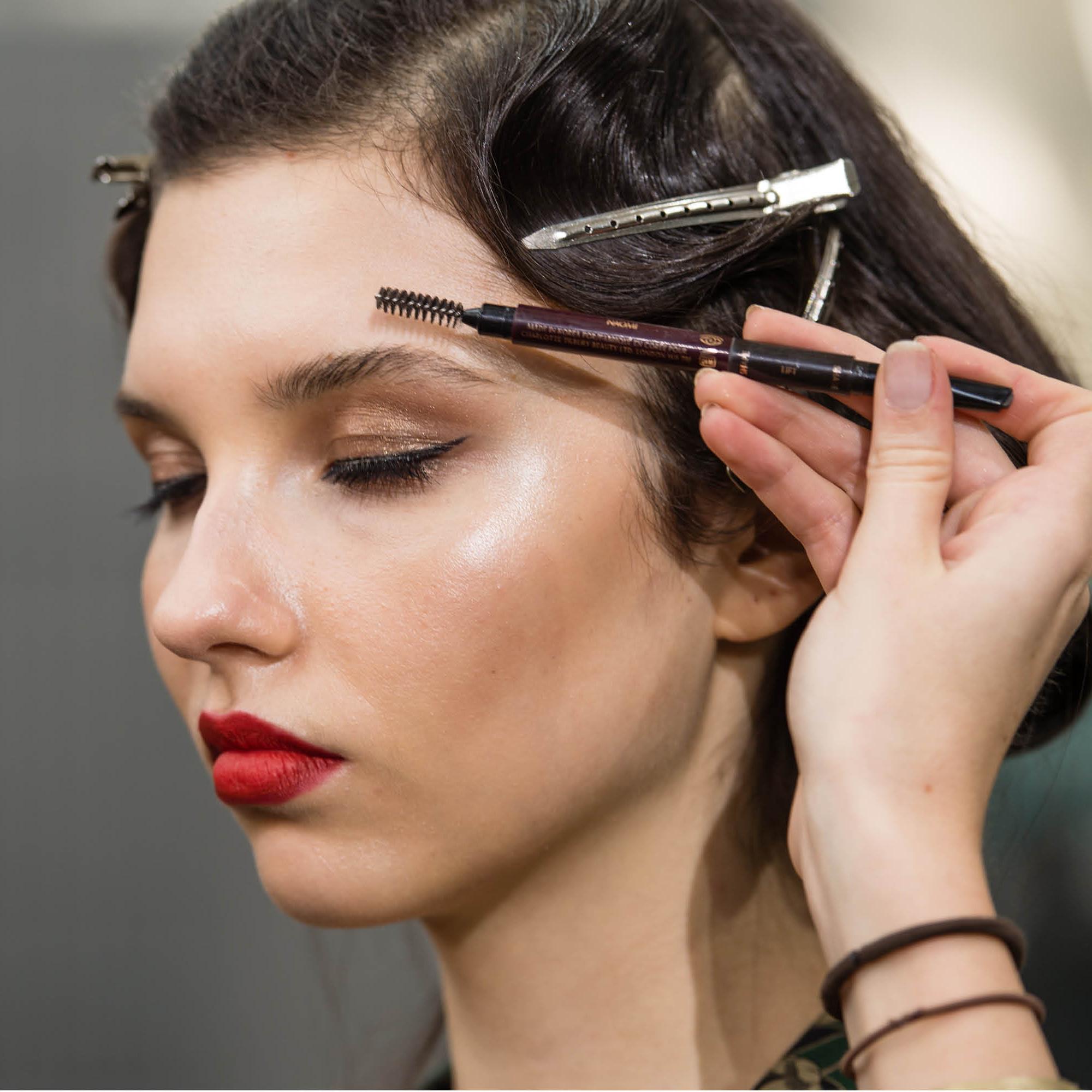 Näppärä tapa kiinnittää irtoripset ilman liimaa ja muut ammattimeikkaajien nerokkaat niksit