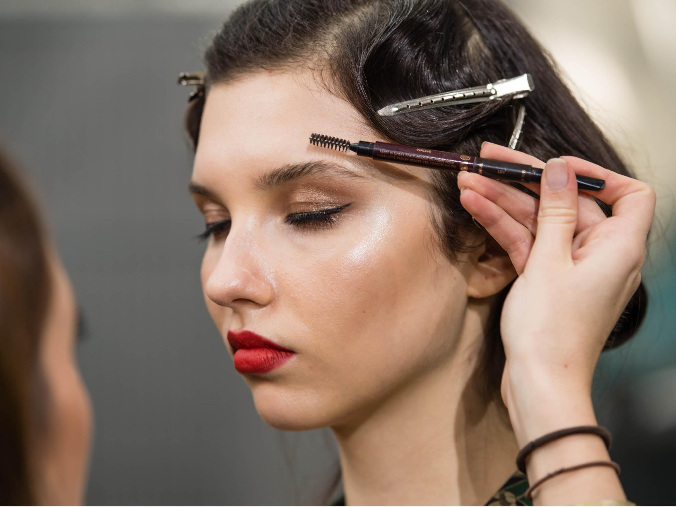 Näppärä tapa kiinnittää irtoripset ilman liimaa ja muut ammattimeikkaajien nerokkaat niksit