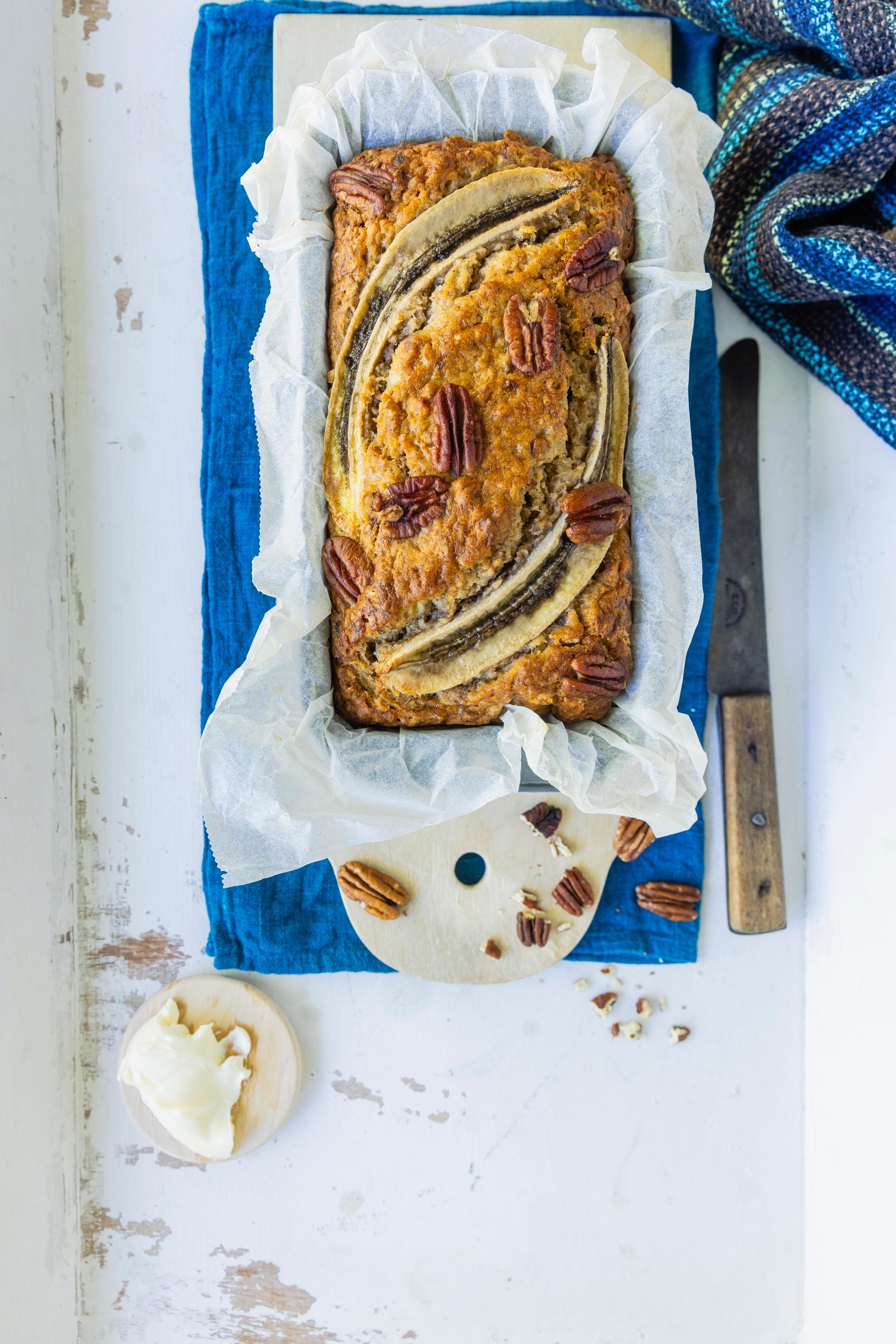 Amerikkalaistyylinen makeahko banaanileipä, banana bread, maistuu aamiaisella ja brunssilla ihan sellaisenaan.