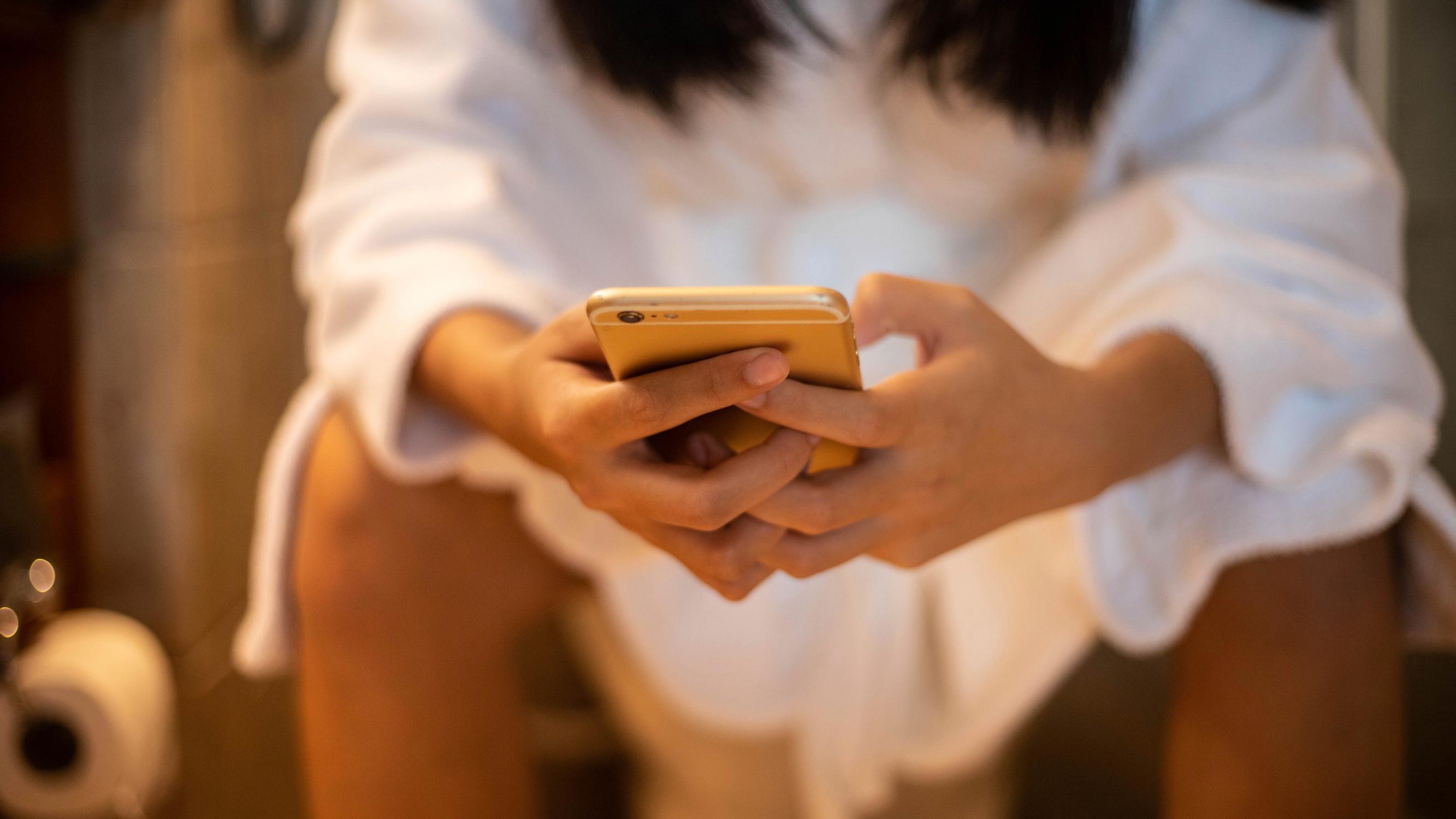 Peräaukon vaivat ovat yleisiä, mutta moni ei hae niihin apua – näiden oireiden takia on syytä mennä lääkäriin