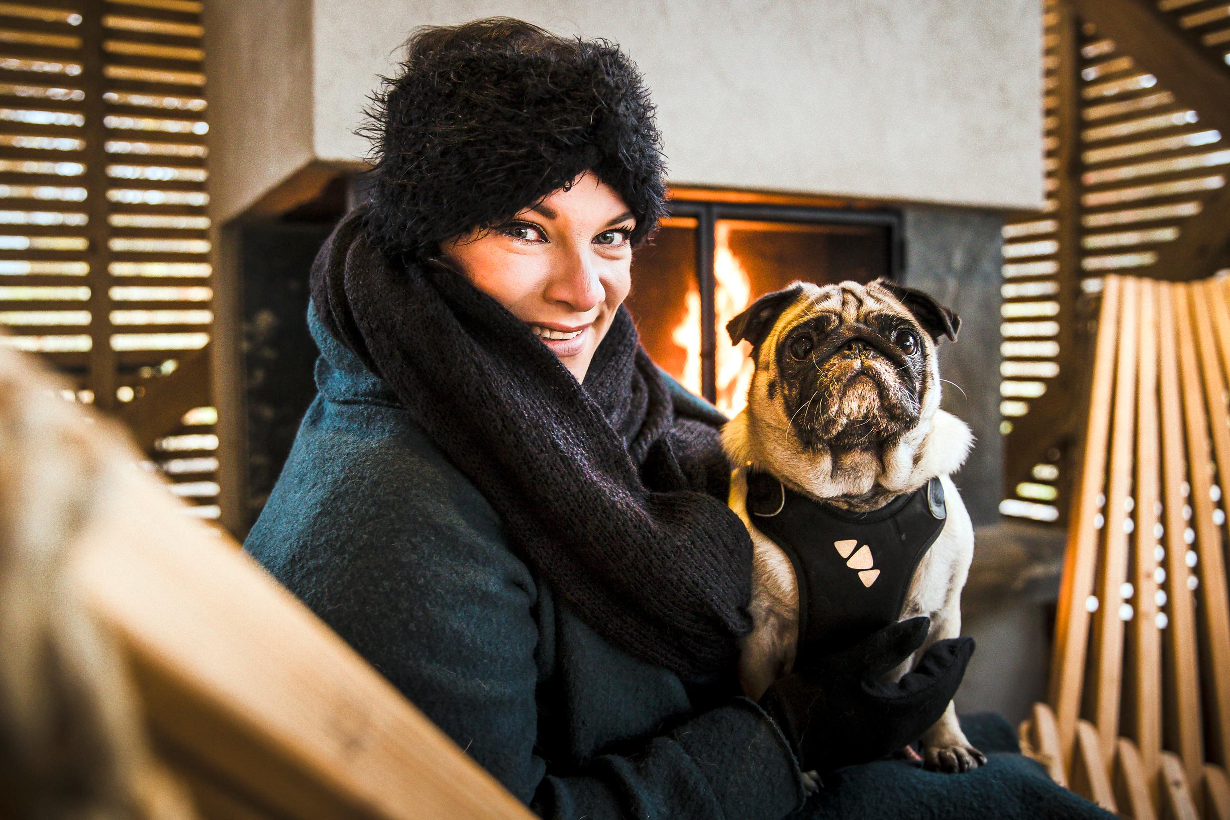 Laulaja Hanna Pakarinen koirastaan: ”Siiri on kuin uimamaisteri”