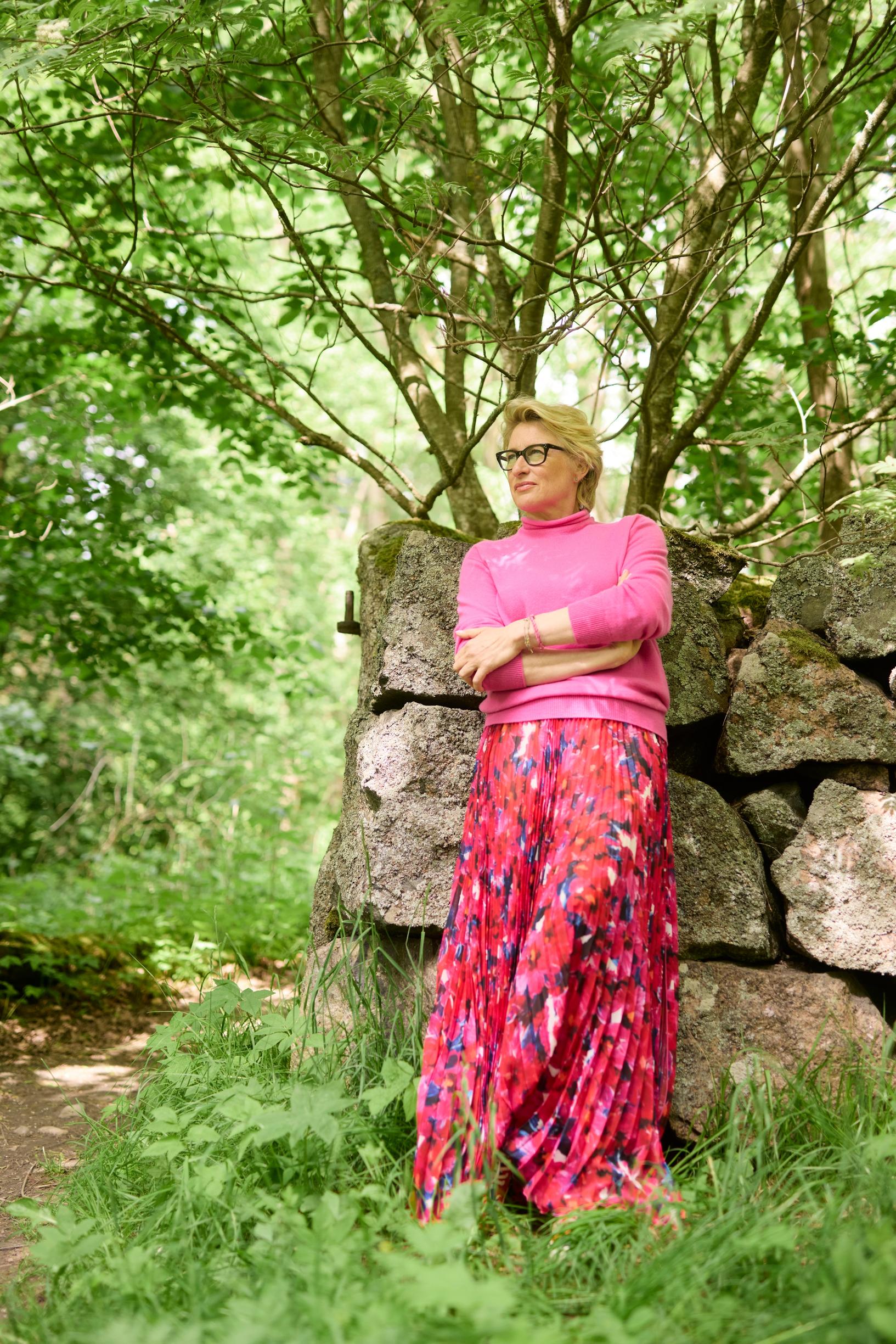 ”Kun jään kiinni itseni mollaamisesta, puutun asiaan. Sanon, että hei nyt, tuo ei vie mihinkään”, Katja Ståhl sanoo.