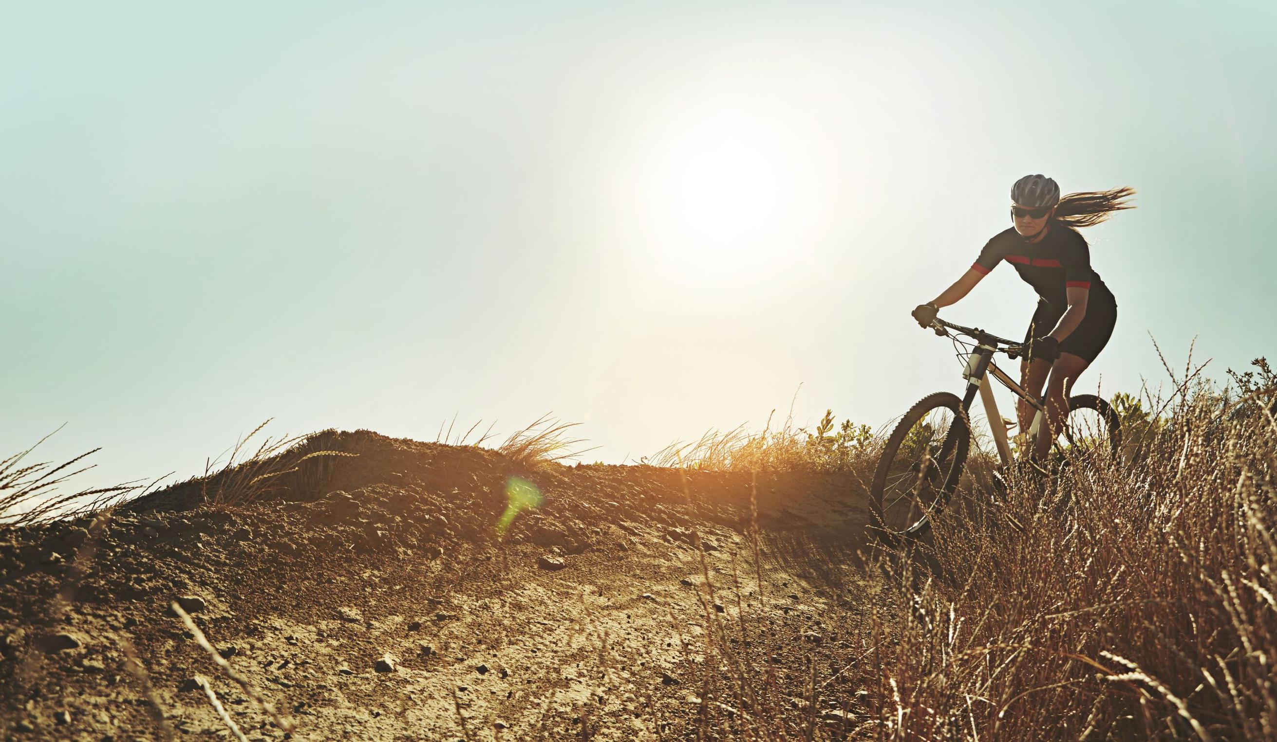 Liiku järkevästi helteellä! Liikuntabiologi kertoo, miksei lenkille kannata ottaa isoa juomapulloa mukaan