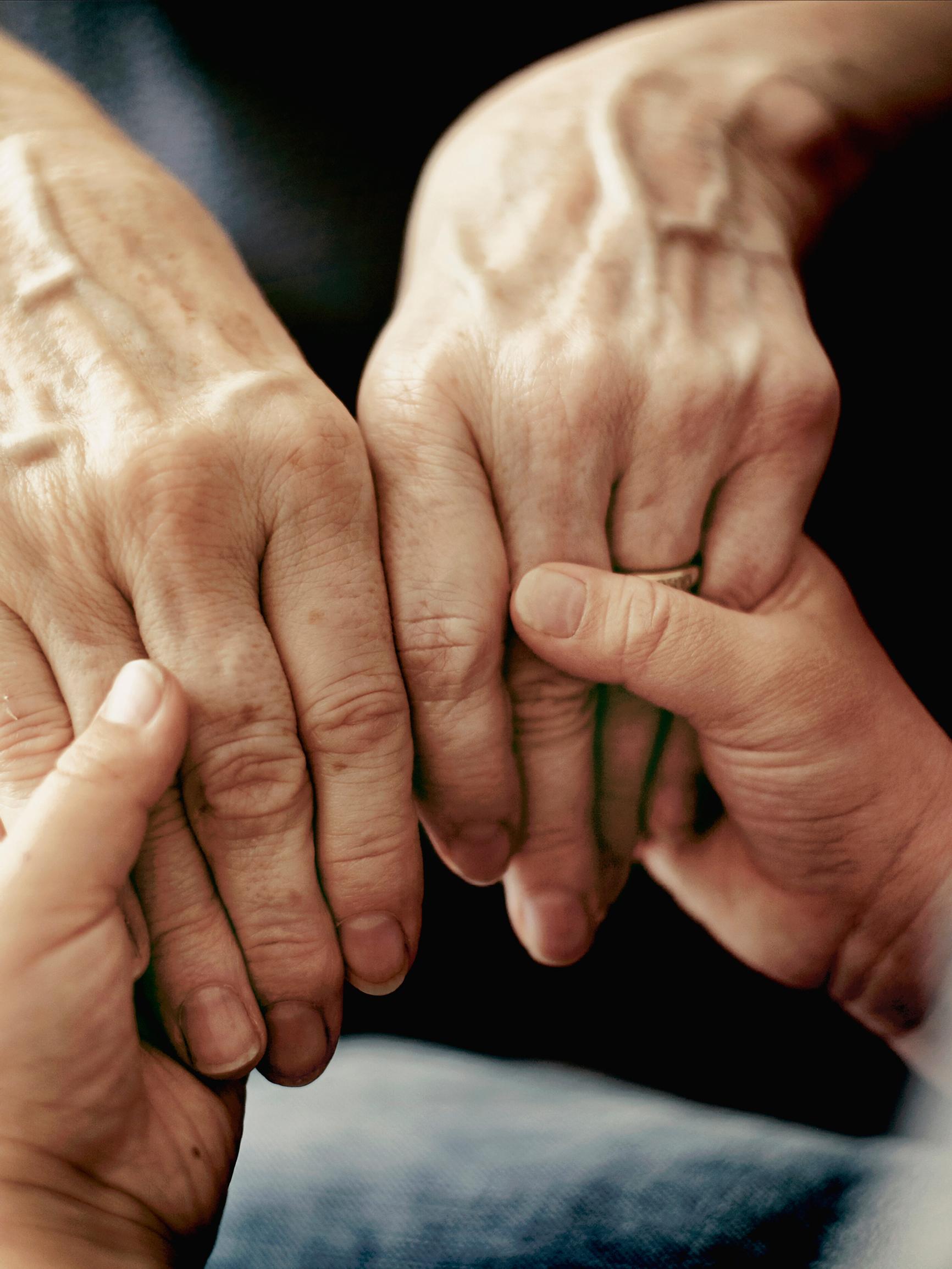 Kun muistisairas läheinen ei tunnista sinua, tämä tavallinen reaktio ei ole paras – logoterapeutti kertoo menetelmän, jolla kohtaat muistisairaan arvostavasti