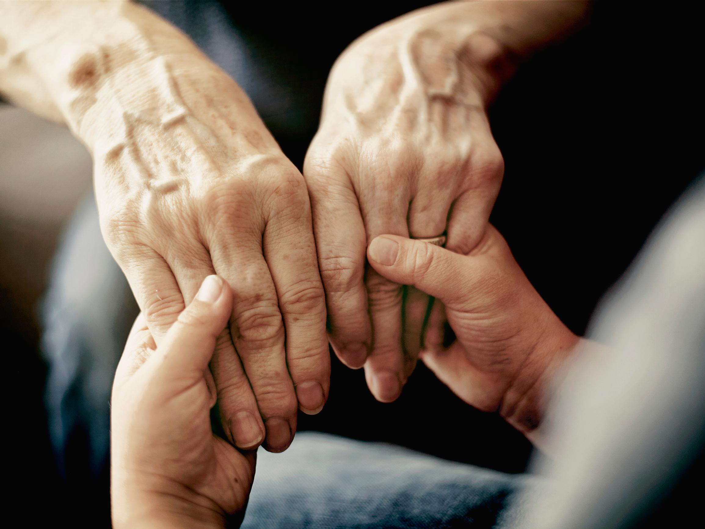 Kun muistisairas läheinen ei tunnista sinua, tämä tavallinen reaktio ei ole paras – logoterapeutti kertoo menetelmän, jolla kohtaat muistisairaan arvostavasti