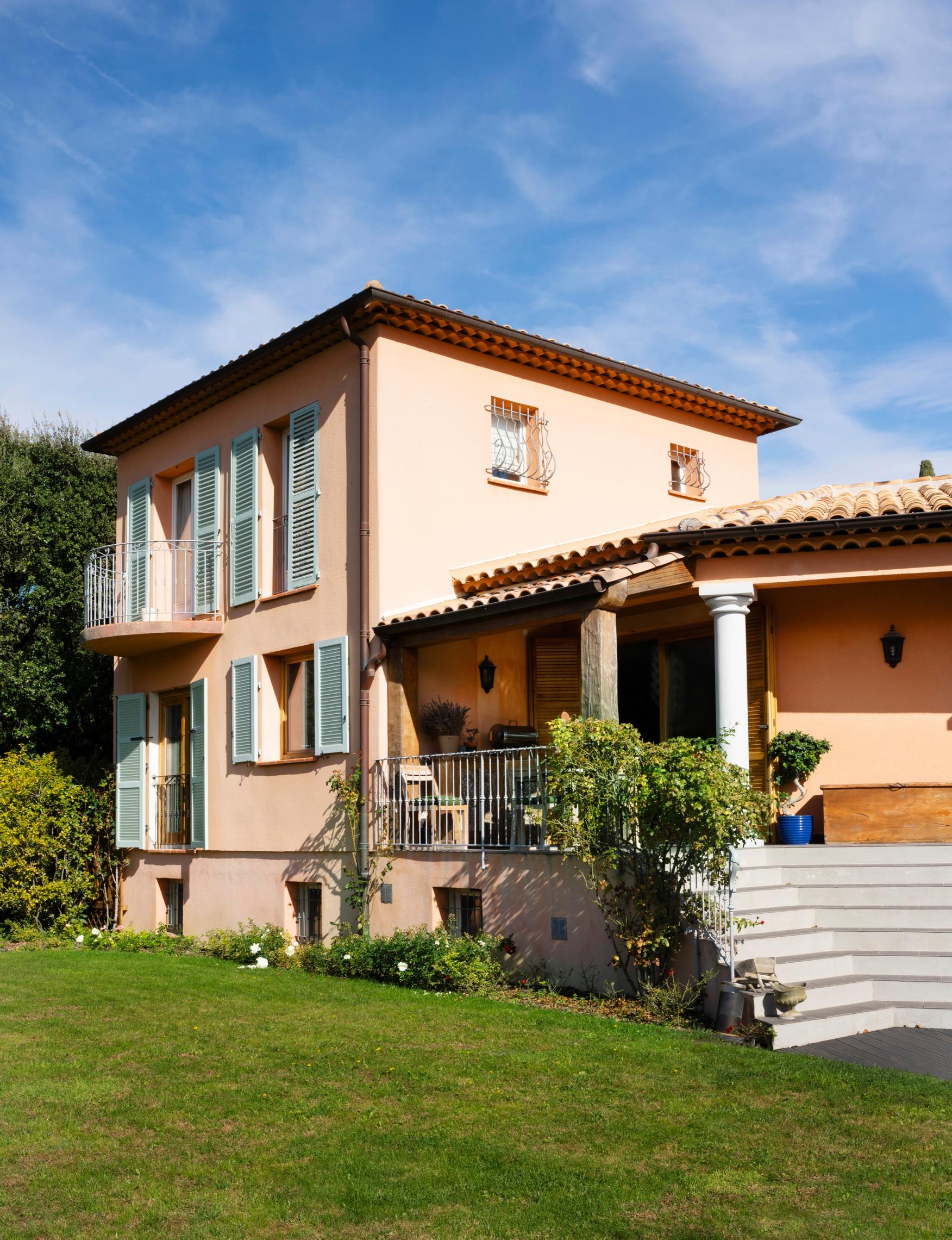 1970-luvulla rakennettu provencelaistyylinen villa on Erja Häkkiselle paikka, jossa sielu lepää.