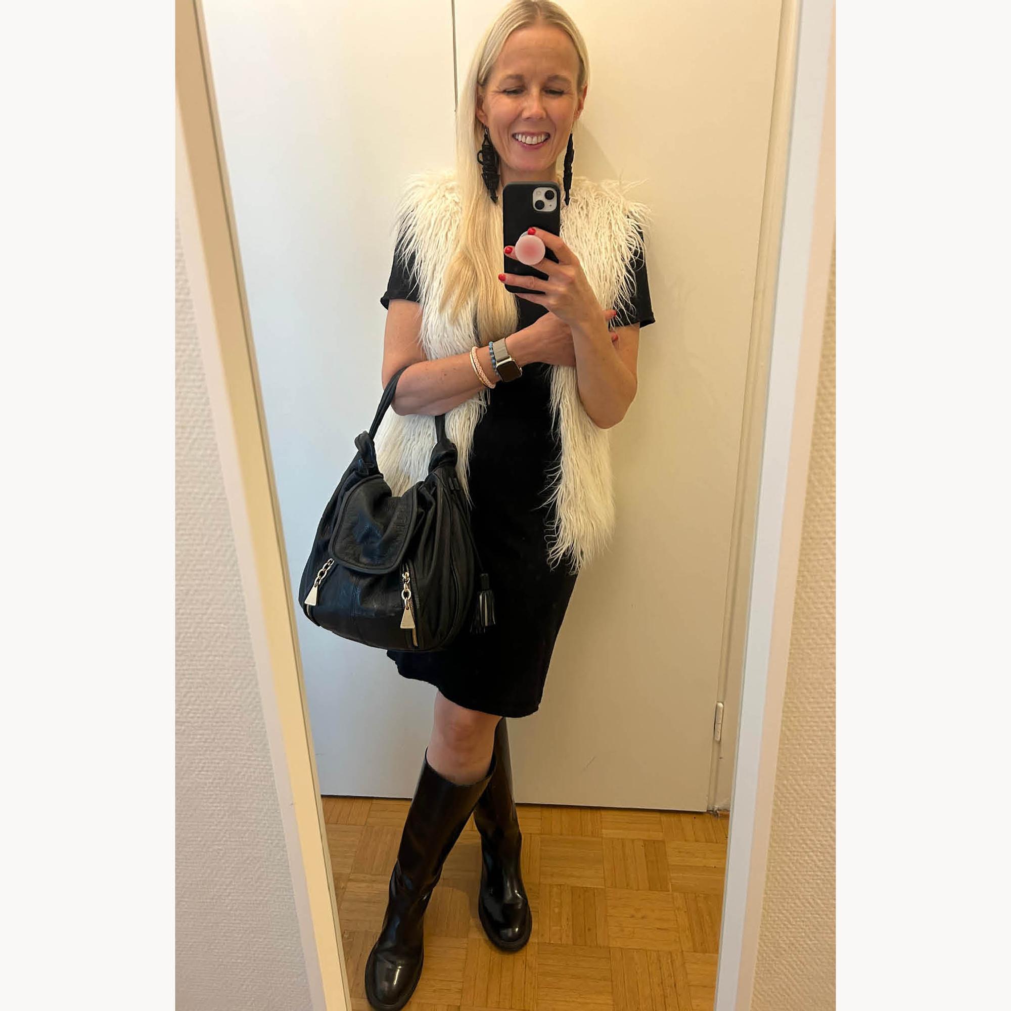 Karvaliivi ja nahkasaappaat H&M. Huopakorvakorut Virosta. Laukku See by Chloé, second hand.