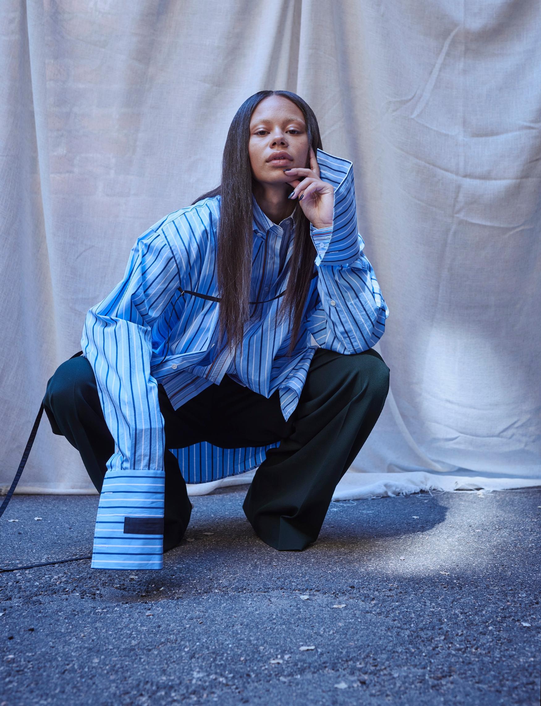 Päällimmäinen kauluspaita 450 e, Latimmier. Alempi kauluspaita 295 e, Saks Potts / Beamhill.Villakangashousut 485 e, MM6/Zalando.