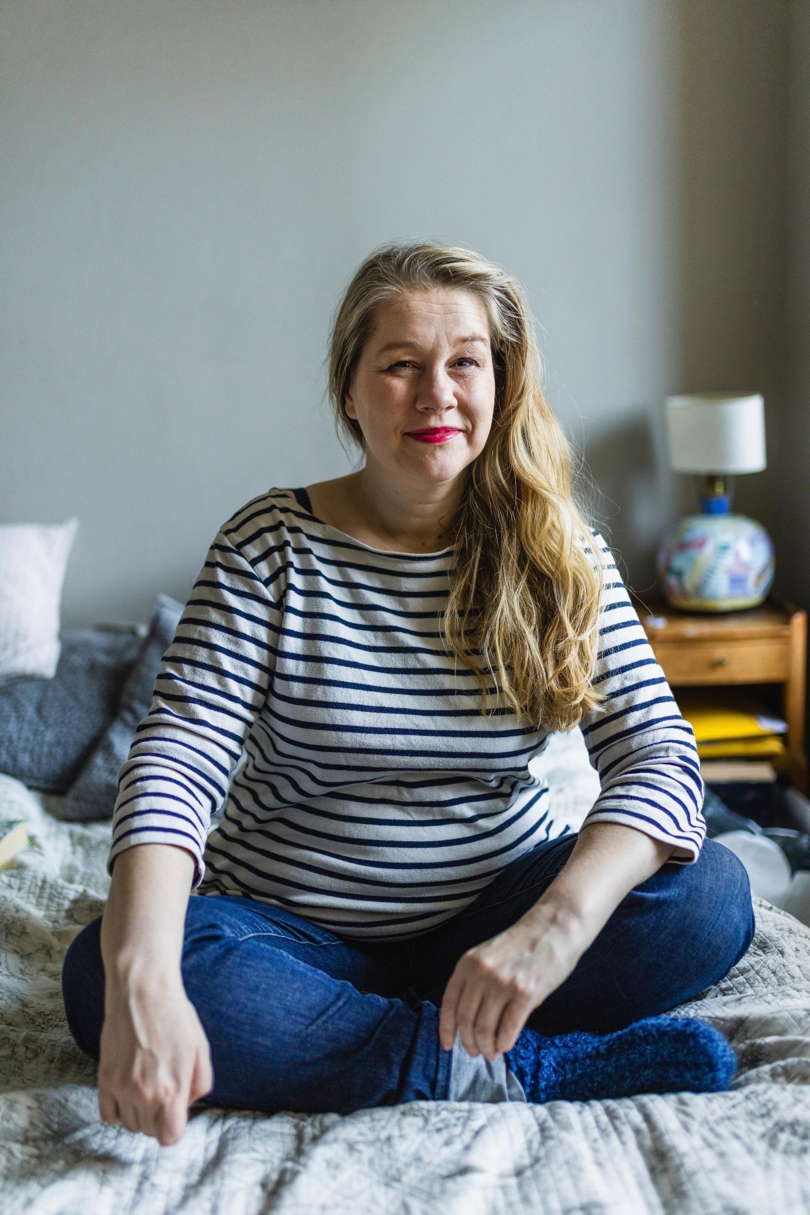 ”Olen syntynyt taiteilijakodissa ja minun on välillä vaikea ymmärtää ihmisiä, jotka eivät ole taidealalla. Alassa on hyviä ja huonoja puolia, mutta siinä on minulle jotain hirveän tuttua”, Leena sanoo.