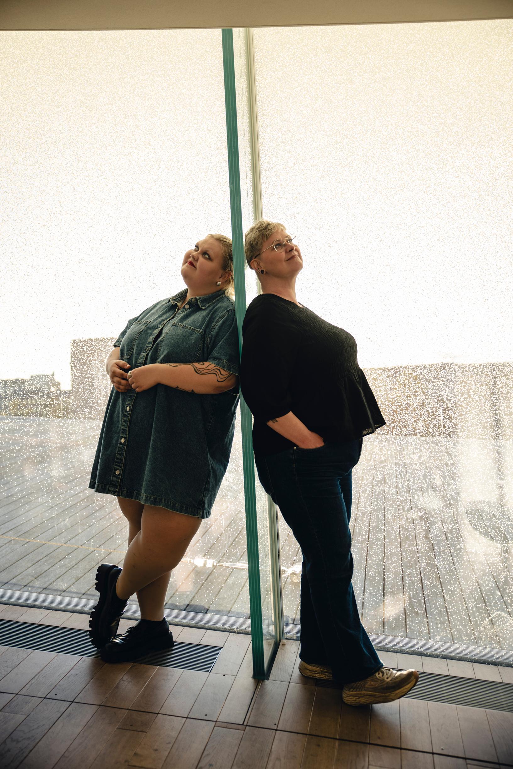 ”Osaamme lukea, onko toinen huumorimielellä vai herkkänä, jolloin tarvitaan eniten samaan suuntaan kulkemista”, Raisa sanoo.