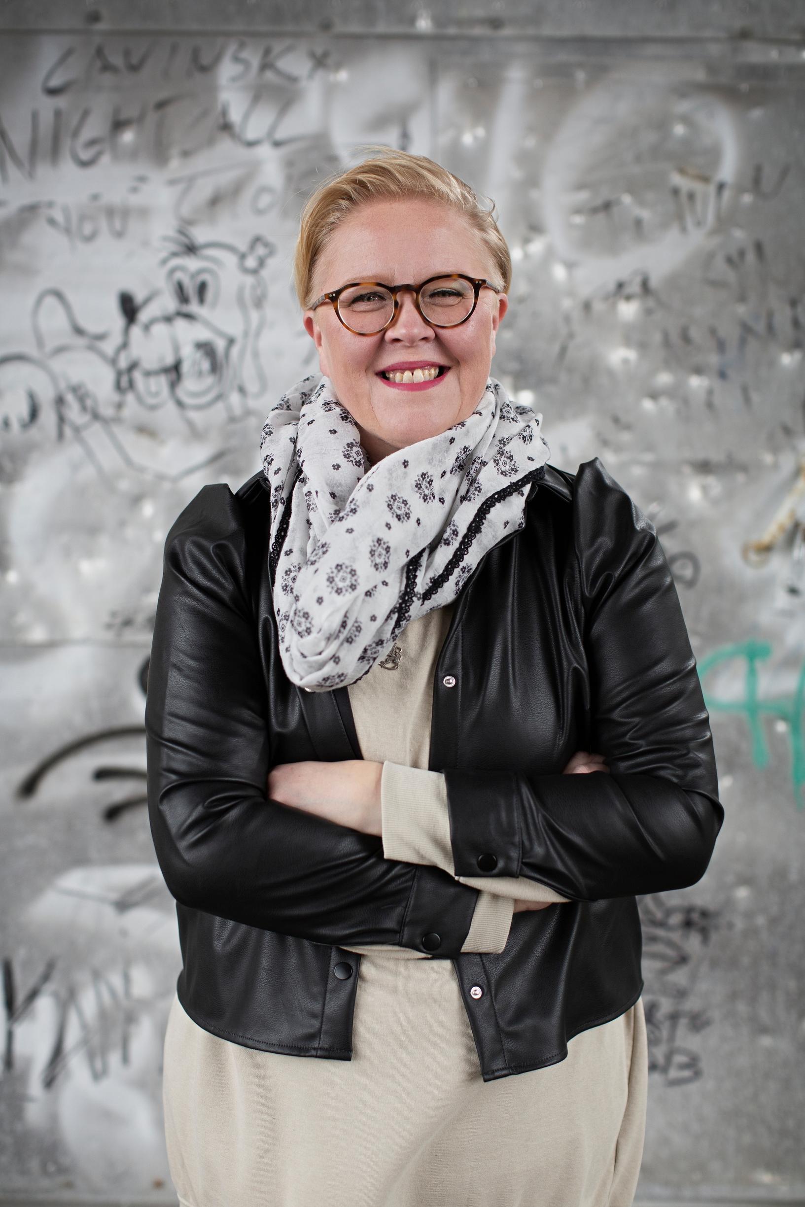 Kotkassa asuva kolmen lapsen äiti Piia Herrala, 43, kouluttaa työkseen taiteen keinoin esiintyviä kokemusasiantuntijoita. Ideana on, että kokemusasiantuntijat esittävät tarinansa näyttämöllä.