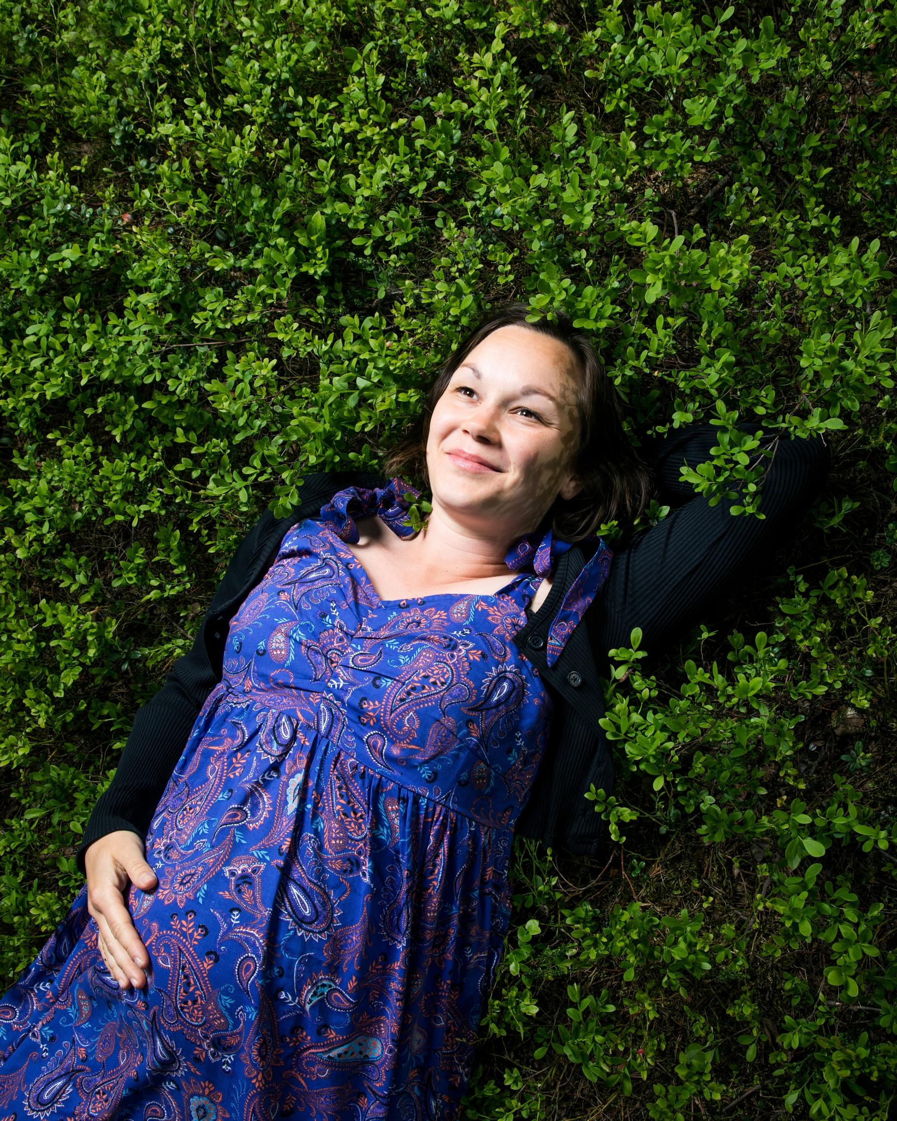 Ammattiauttajakin saa tarvita apua, sanoo psykologi Jonna Karasmaa: ”Ajattelen, että menneisyyteni on voima”