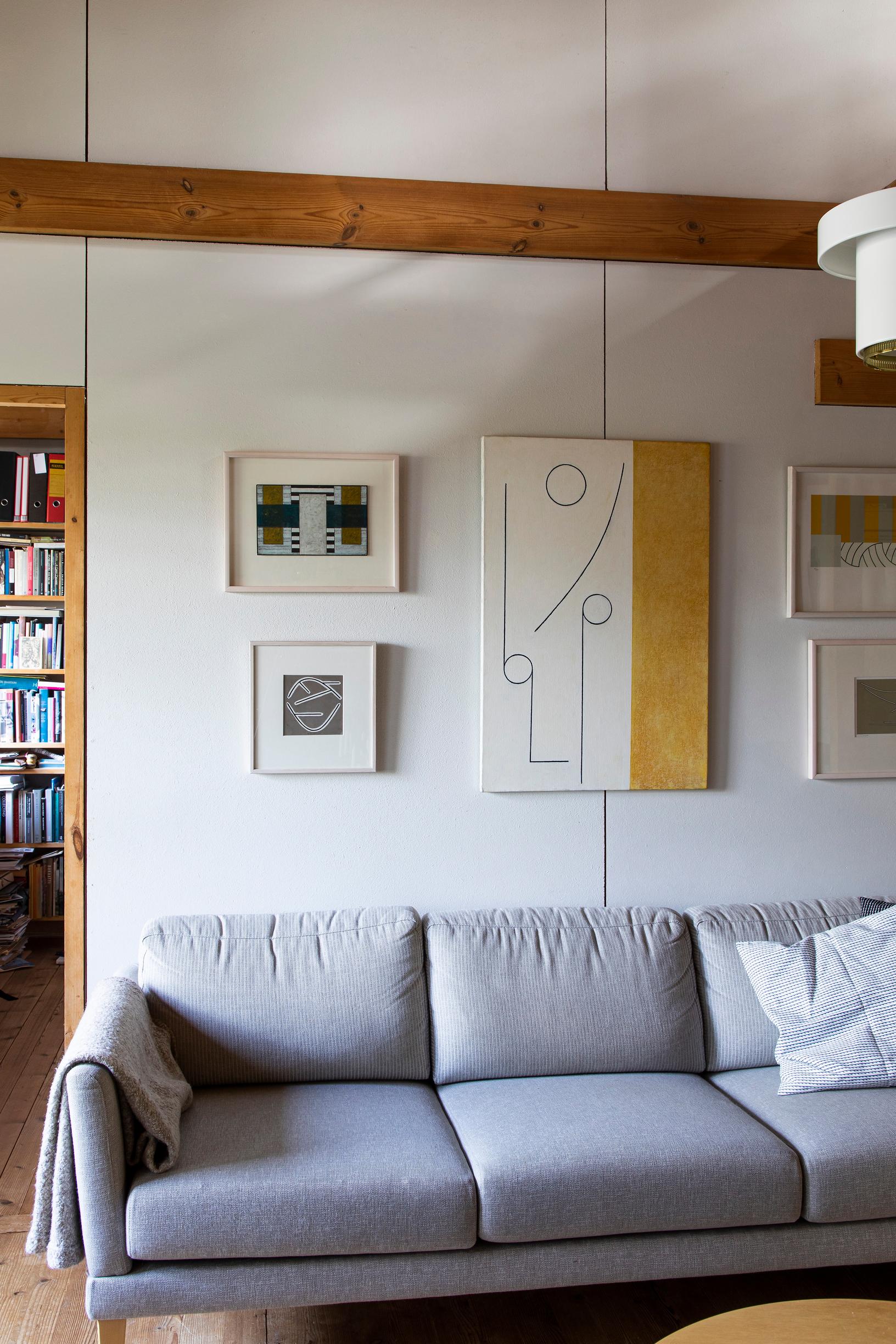 Rakkaus taiteeseen näkyy kaikkialla. Arkkitehti Aulis Blomstedtin pojan taiteilija Juhana Blomstedtin töitä on paljon eri puolilla taloa, muiden taiteilijoiden lomassa.