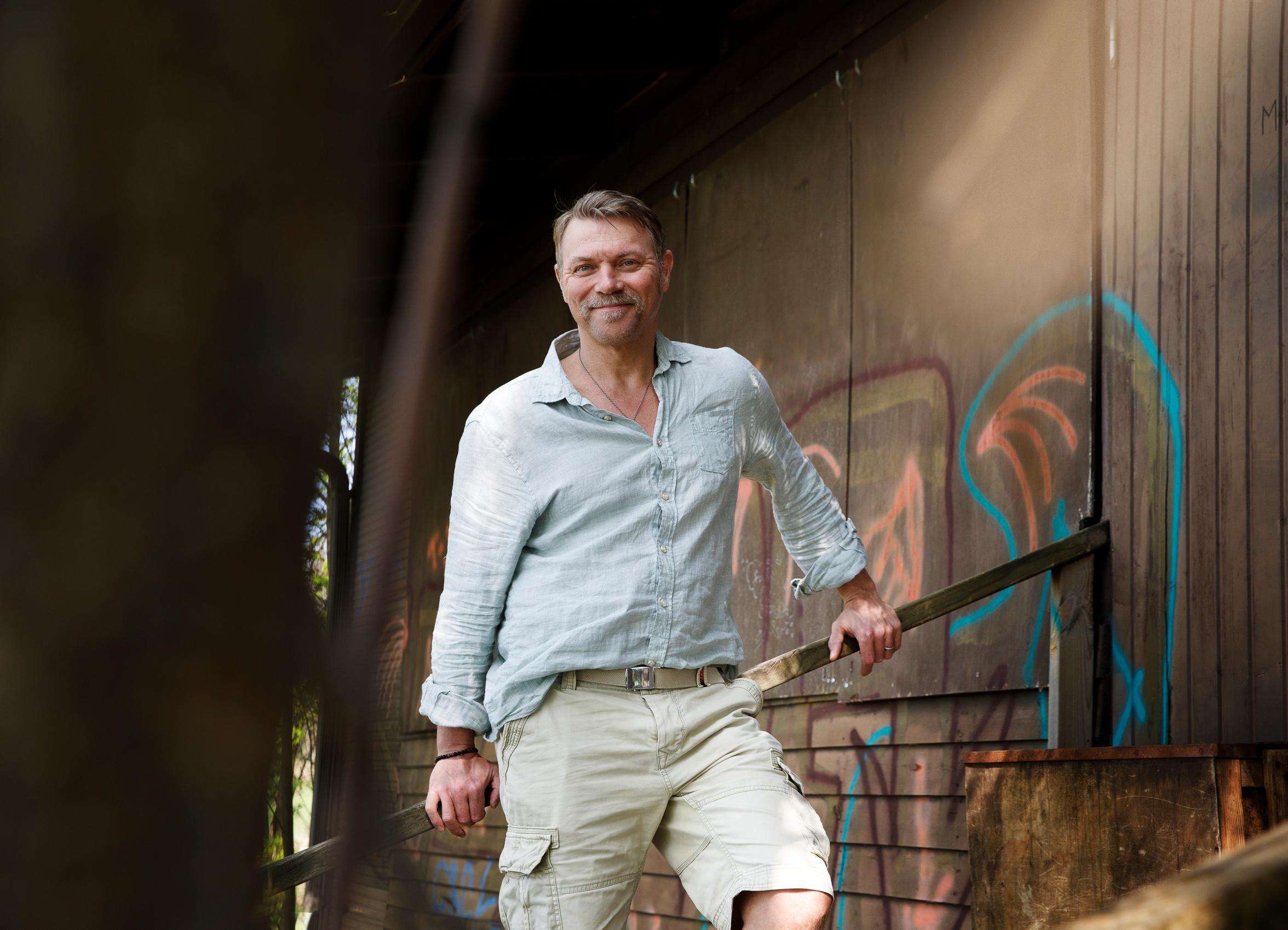 Pyynikin kesäteatterin maisemat ovat Esalle tuttuja jo kolmenkymmenen vuoden takaa. Tänä kesänä hänet nähdään Koskelan Jussina klassikossa Täällä Pohjantähden alla.