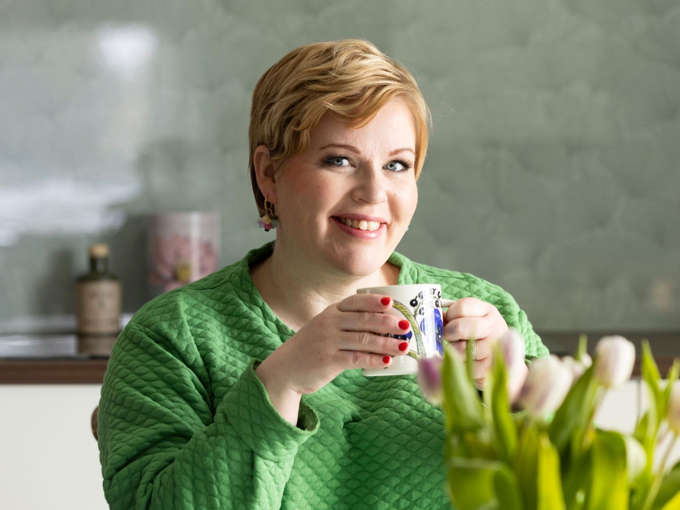 Tuntematon mies haukkui Annika Saarikon vatsan kokoa kesken kyselytunnin: ”Ylipainoisena naisena olen joutunut kohtaamaan ulkonäkökritiikkiä yhä uudelleen”