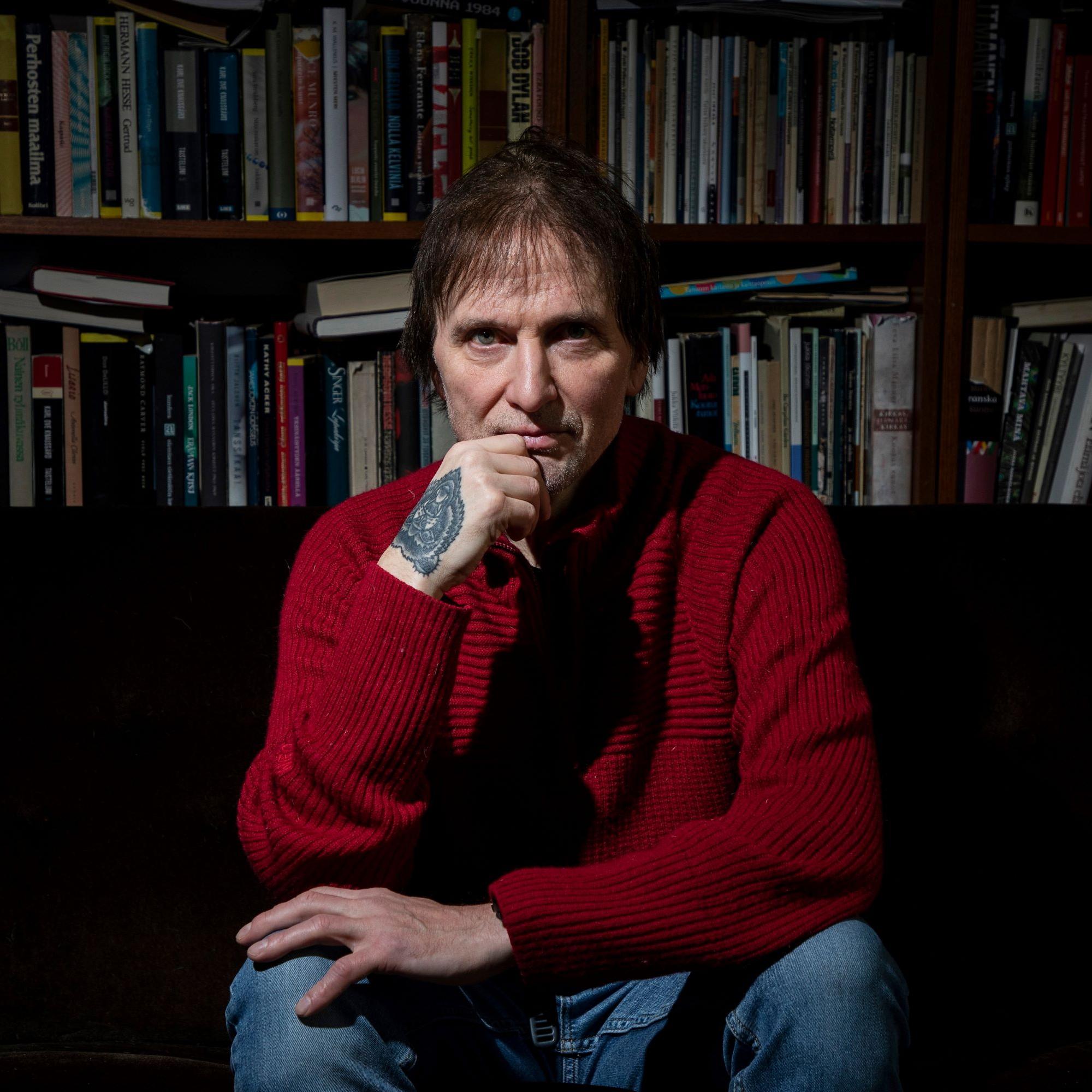 Runoilija-kirjailija Tomi Kontio: ”Luulin iän tuovan vastauksia”