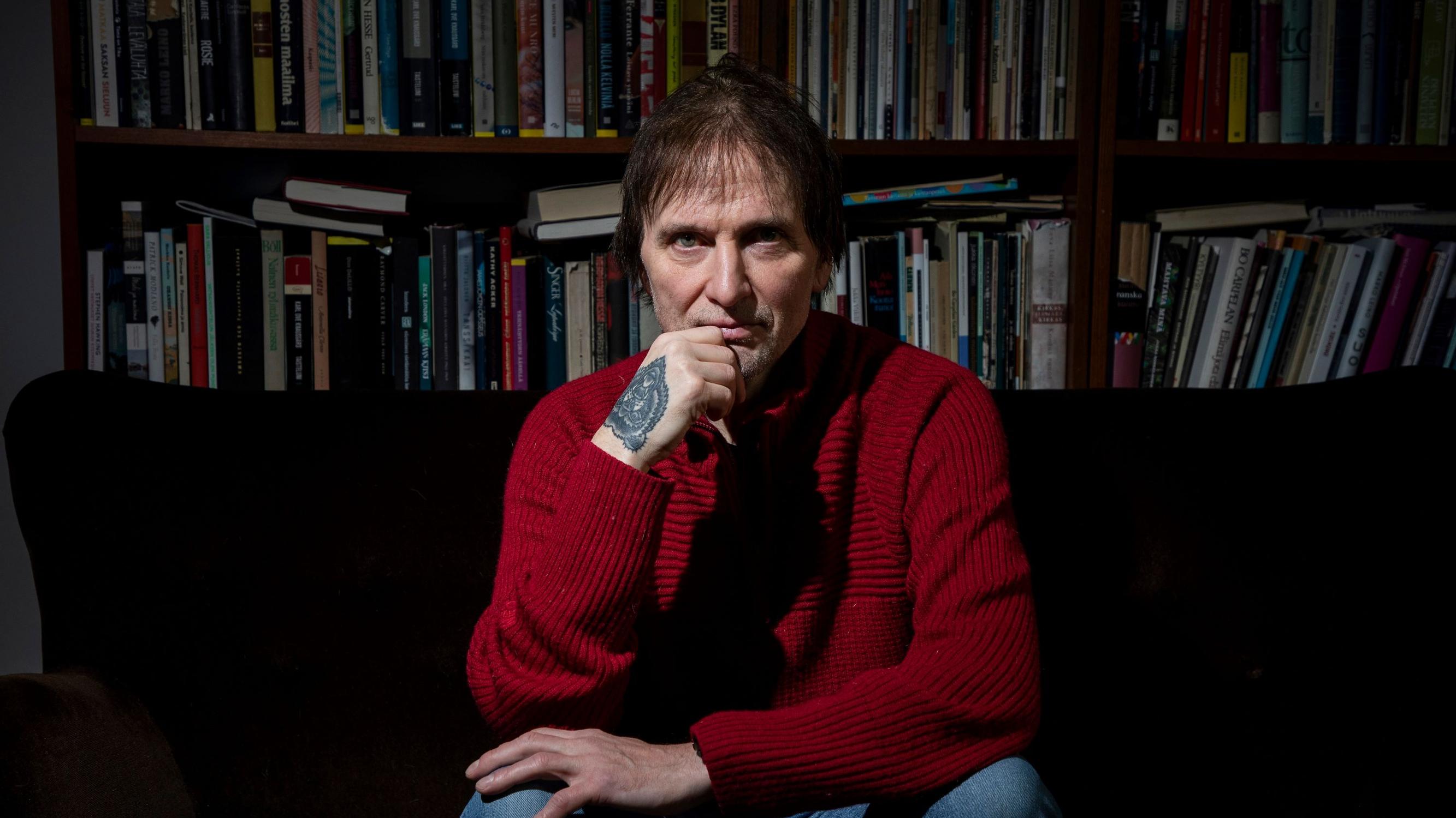 Runoilija-kirjailija Tomi Kontio: ”Luulin iän tuovan vastauksia”