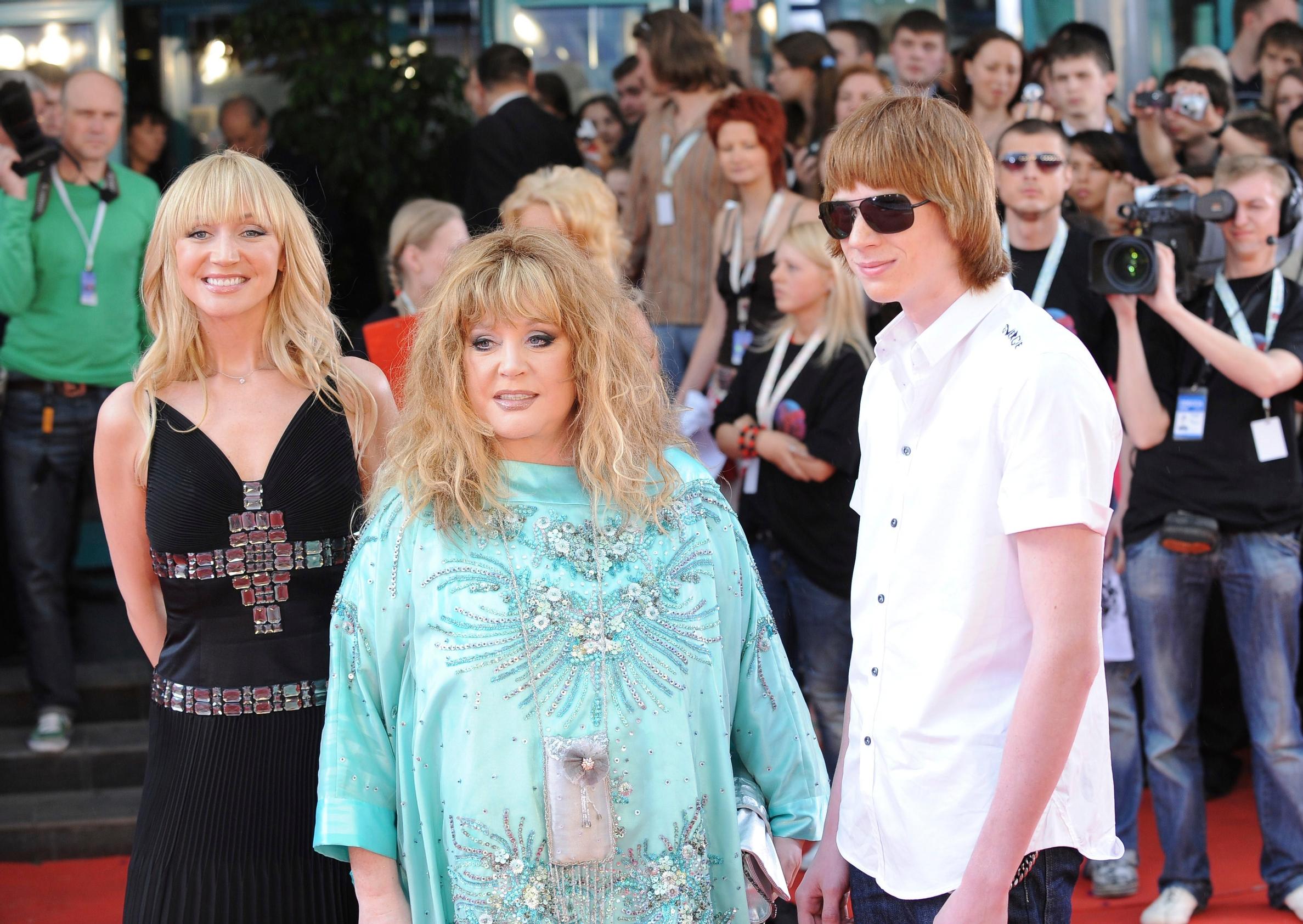 Alla ja hänen tyttärenpoikansa Nikita poseerasivat yhdessä moskovalaisessa musiikkigaalassa 2008.