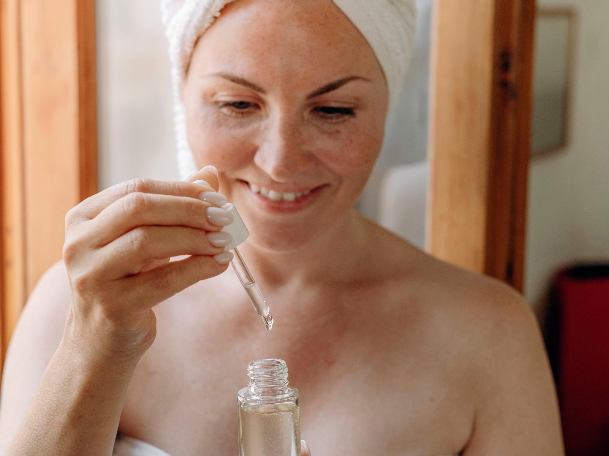 7 edullista luonnonkosmetiikan ihonhoitotuotetta marketista – yksi tehotuote rauhoittaa punoittavan ihon ja kiinnittää meikinkin