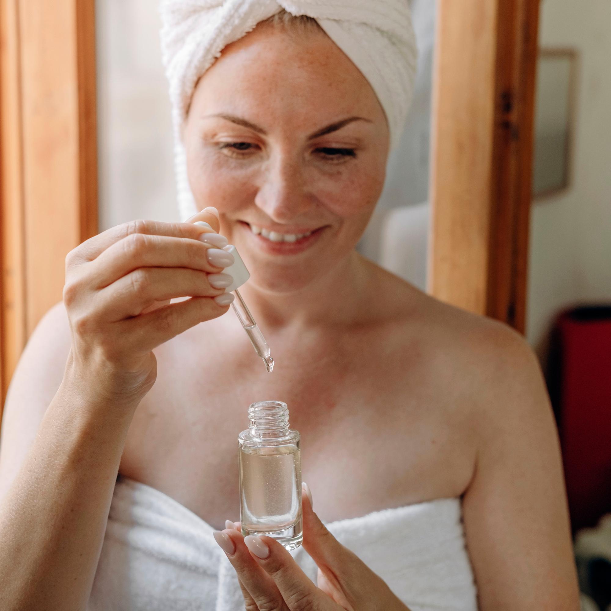 7 edullista luonnonkosmetiikan ihonhoitotuotetta marketista – yksi tehotuote rauhoittaa punoittavan ihon ja kiinnittää meikinkin