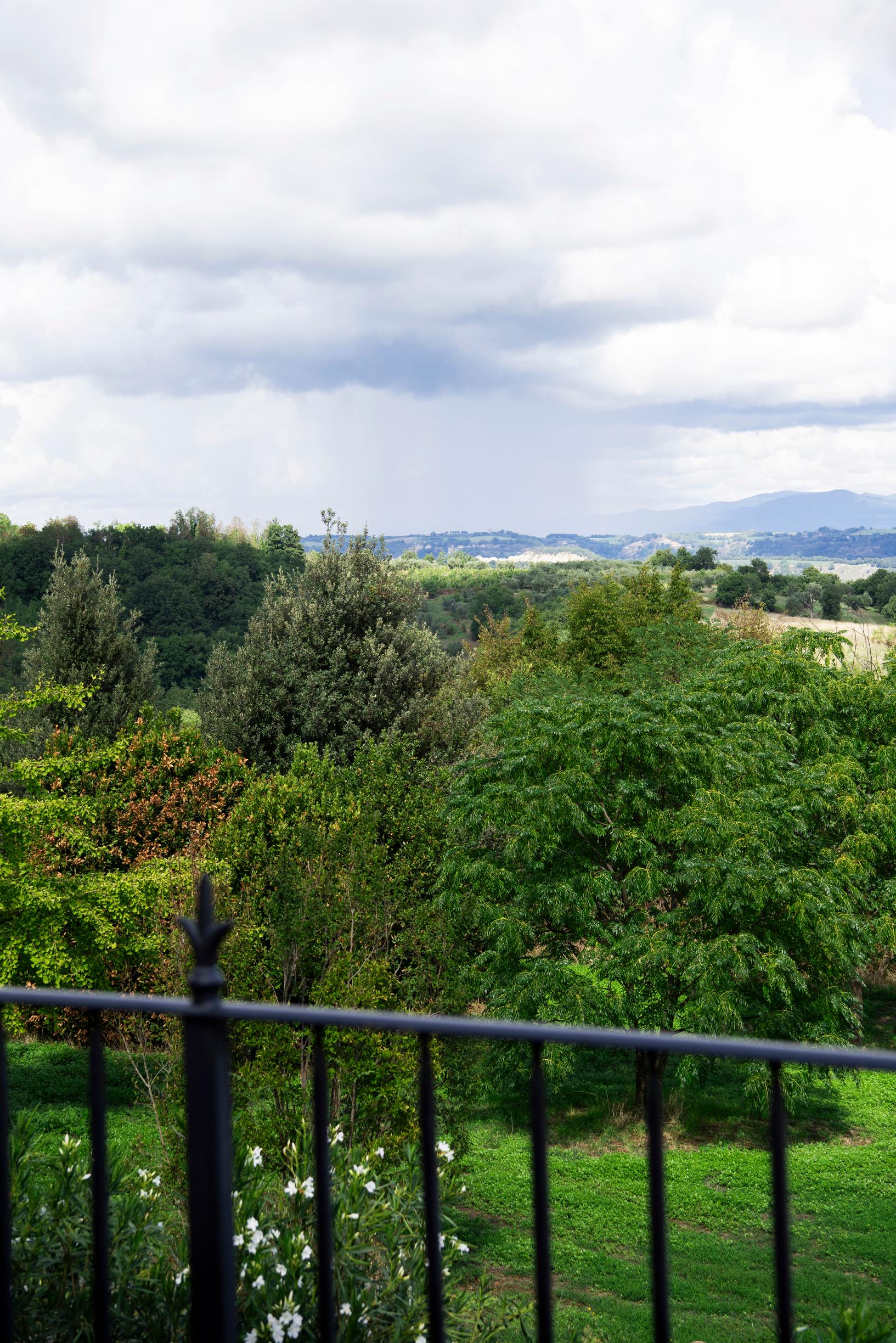 Vuorten huipulla on joskus myös lunta, ja Valle del Teveren laakson päällä pilvet roikkuvat usein alhaalla. 