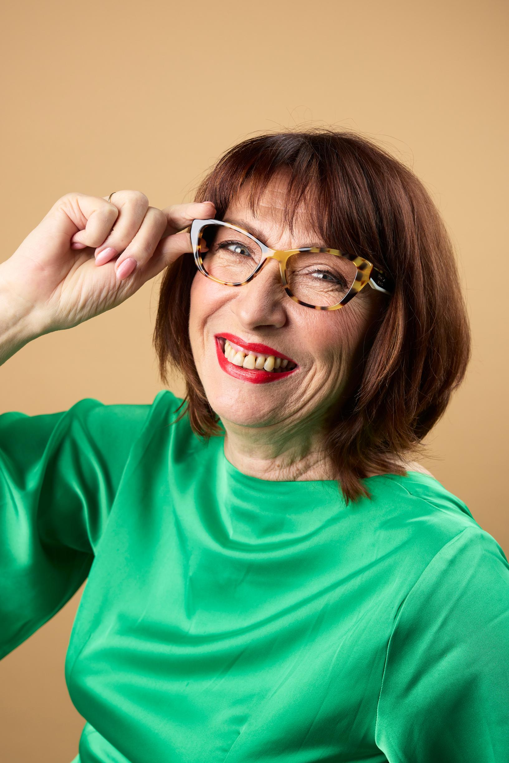 Kerrostettu leikkaus toi Helenan luonnonkihariin hiuksiin kepeyttä ja rehevyyttä – Katso kuvat ennen ja jälkeen