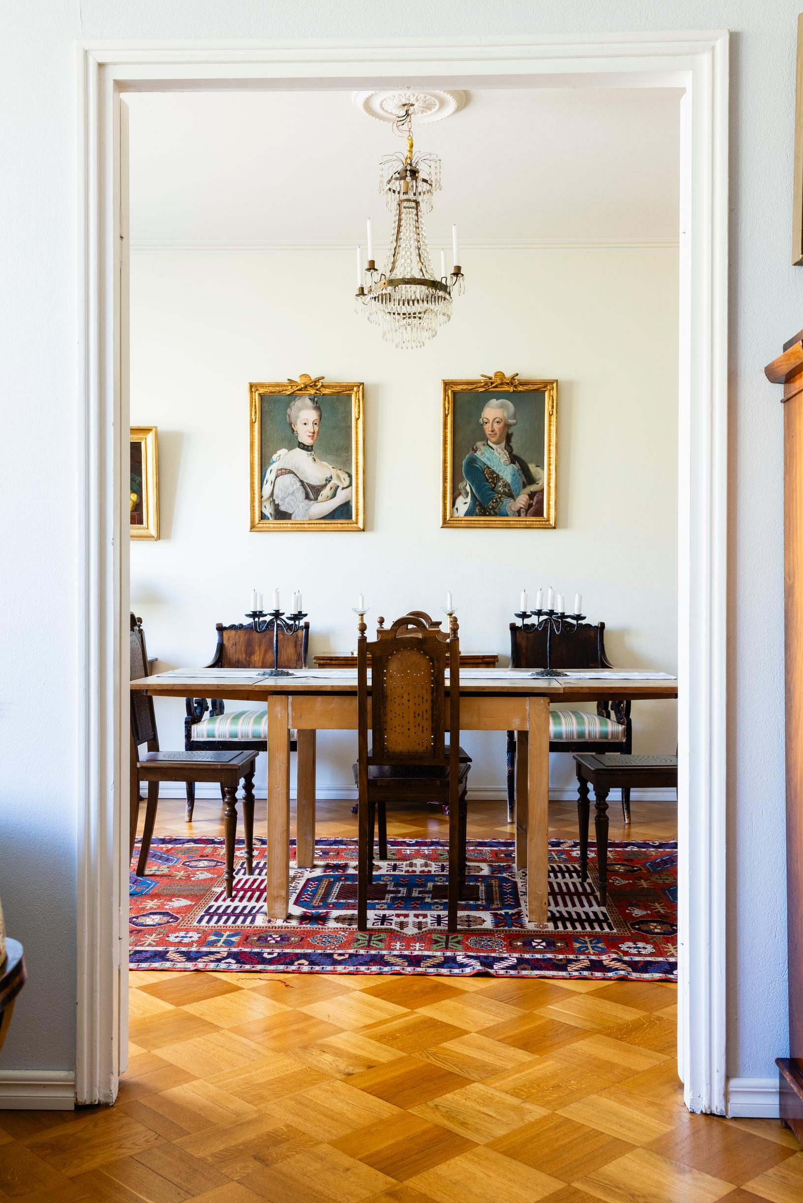 Ruokasalia koristavat Ruotsin kuningas Kustaa III ja hänen puolisonsa Sofia Magdalena.