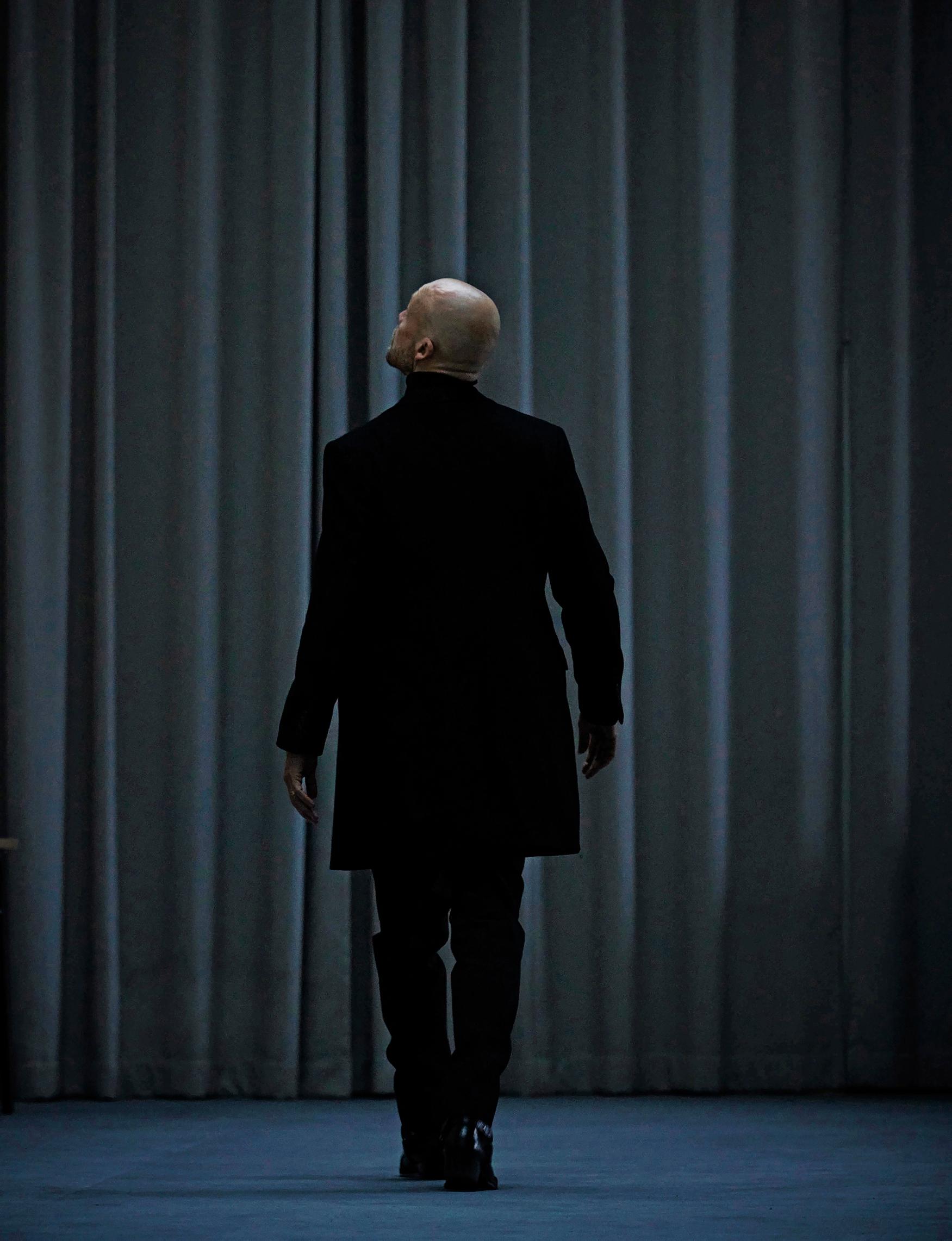 ”Olen aina ollut huono katsomaan taaksepäin, koska olen ollut niin innoissani siitä, mitä teen”, Juha Tapio sanoo. Nyt on kuitenkin välitilinpäätöksen aika.