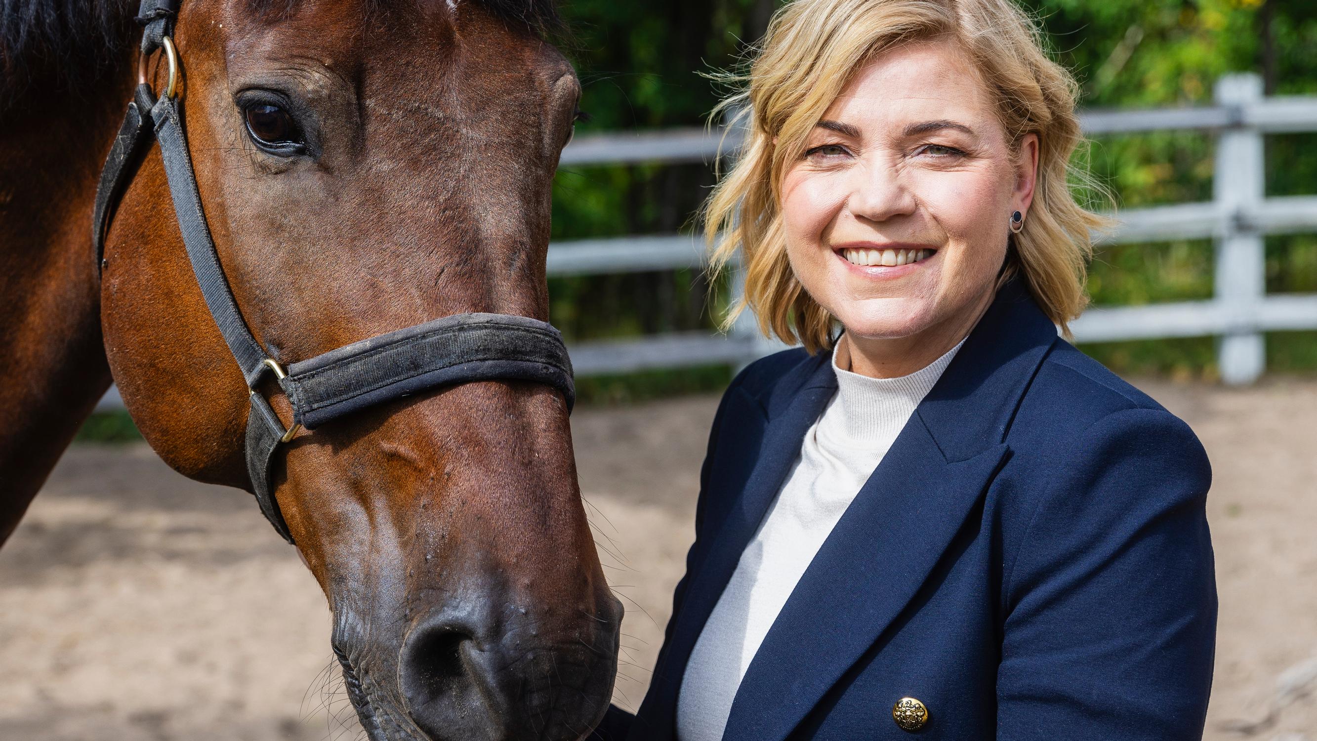 Henna Virkkunen lintsasi jatkuvasti koulusta yläasteella – sitten viisas opettaja ilmestyi hänen kotiovelleen ja muutti elämän suunnan