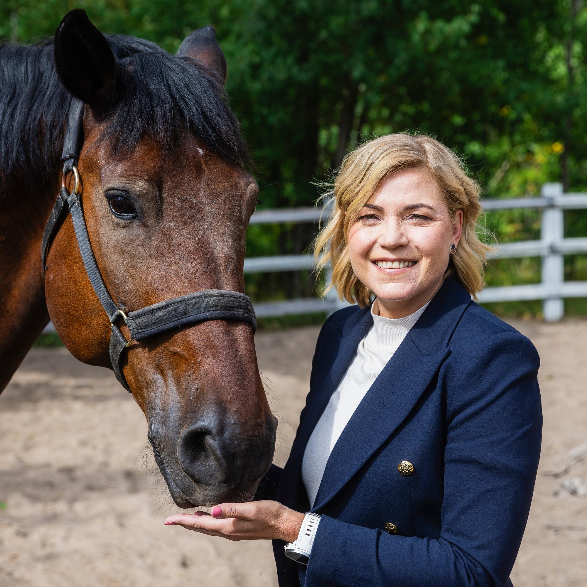 Henna Virkkunen lintsasi jatkuvasti koulusta yläasteella – sitten viisas opettaja ilmestyi hänen kotiovelleen ja muutti elämän suunnan