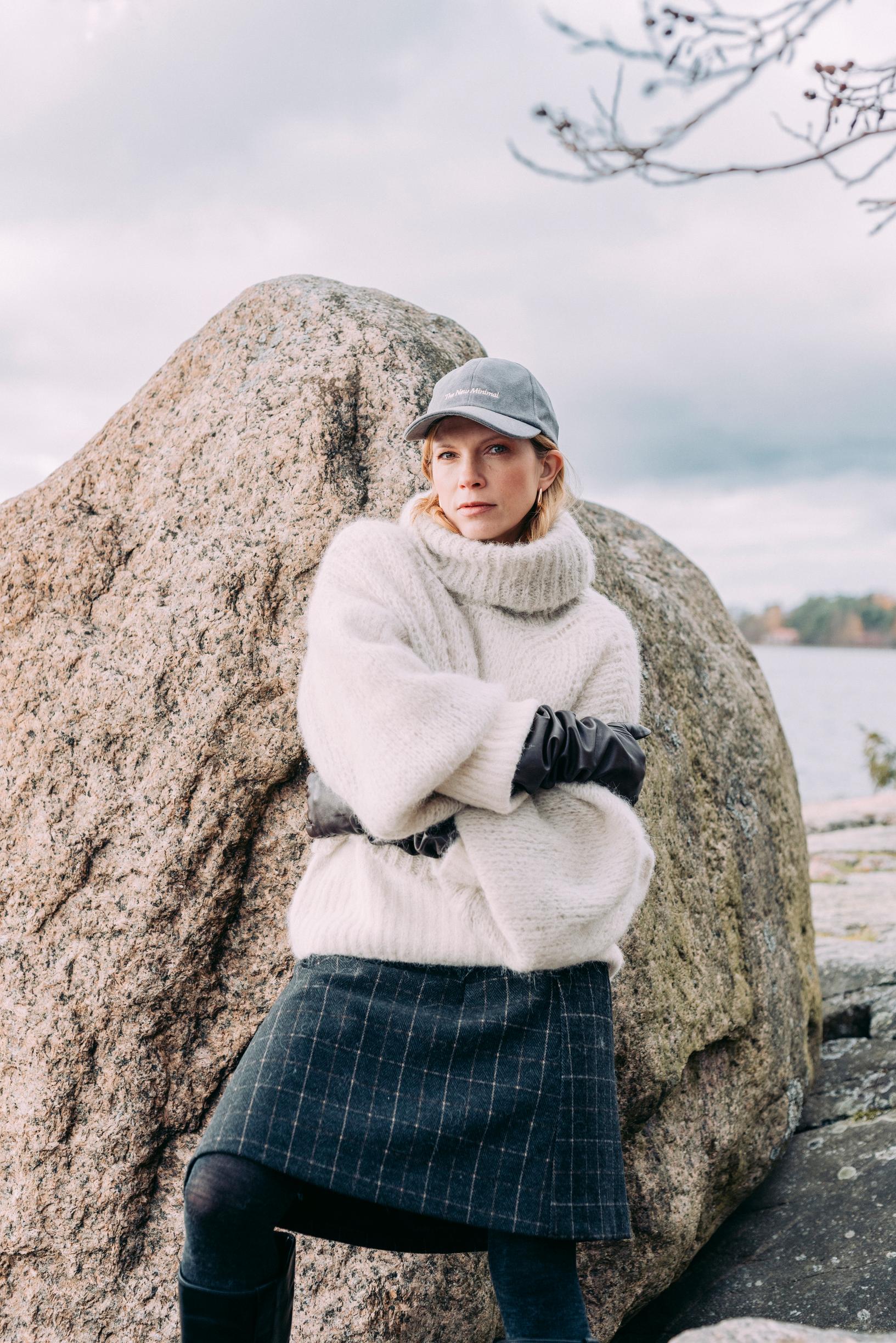 Alle puettu pooloneule 99 e, Selected Femme. Leveähihainen poolo 219 e, Americandreams. Hame 130 e, Gestuz. Nahkasaappaat 99 e, Zara. Lippalakki 19,99 e, Mango. Nahkahansikkaat 69,95 e, H&M. Korvikset 19,95 e, Indiska.