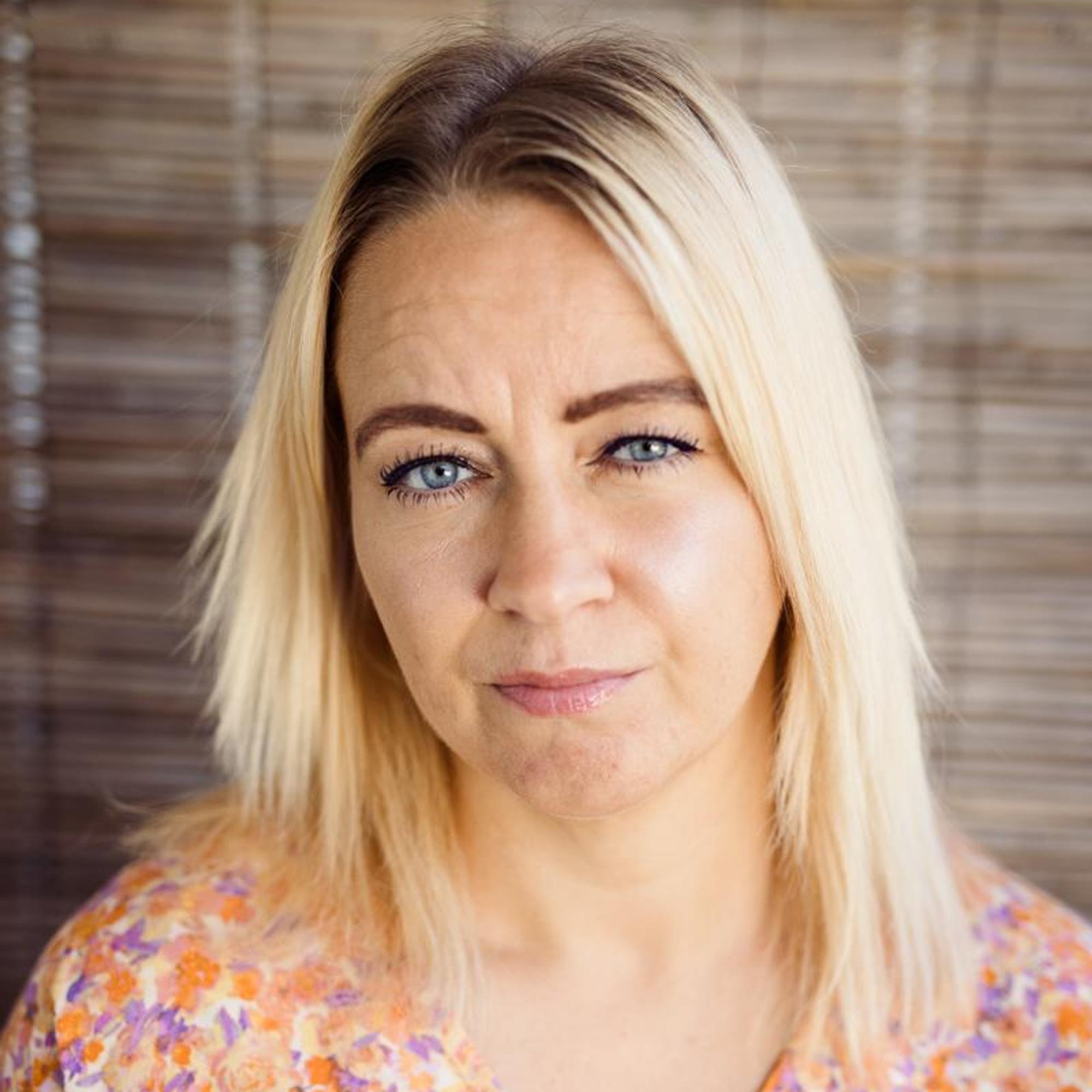 Liana, 39, pelasi perhevapaalla kaikki rahansa netissä: ”Ainoa tie ulos veloista tuntui olevan kuolema”