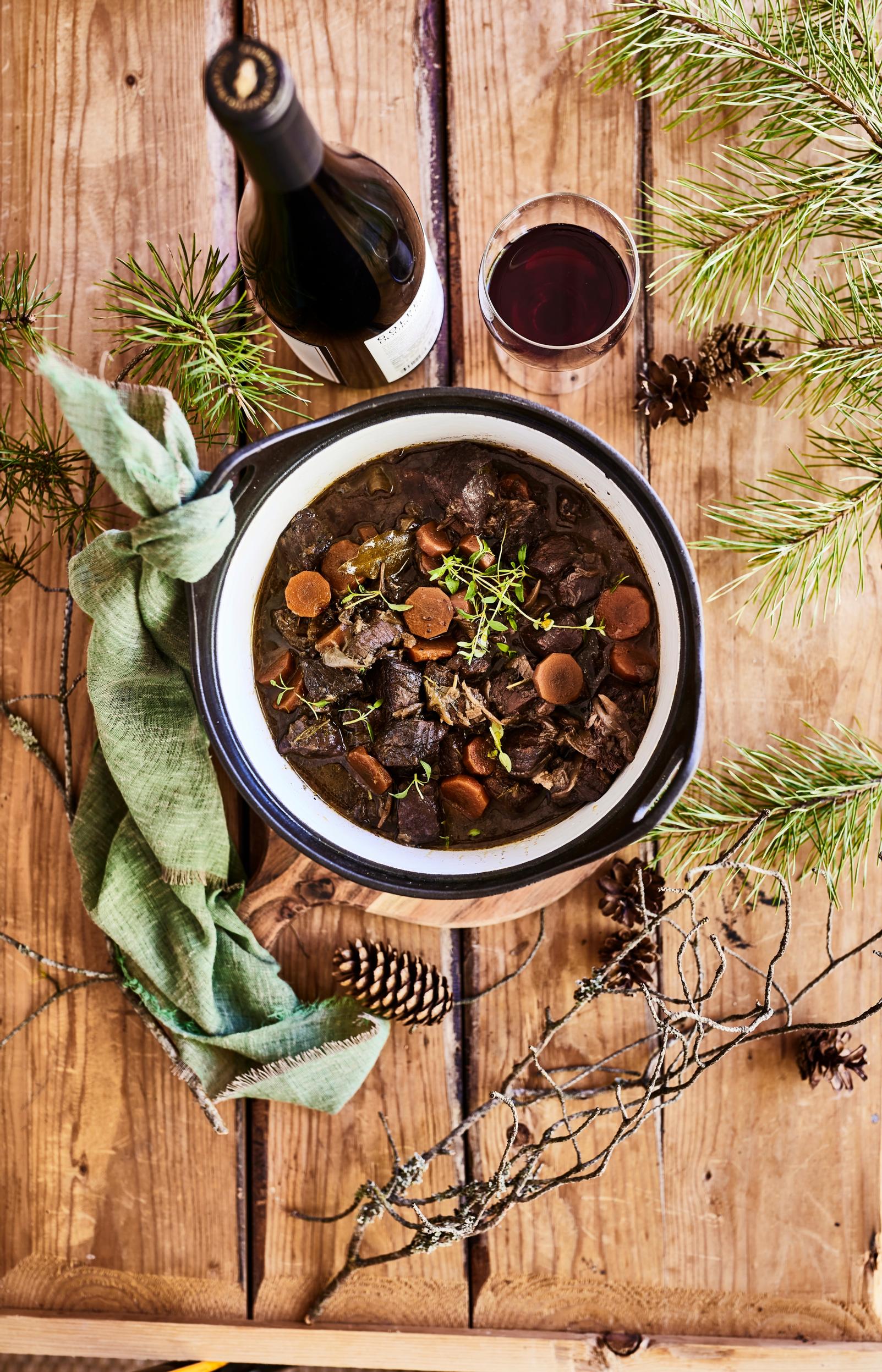 Syksyisen luonnon tuoksut tulvahtavat vastaan, kun hirvipadan kansi nostetaan pitkän hauduttelun jälkeen.