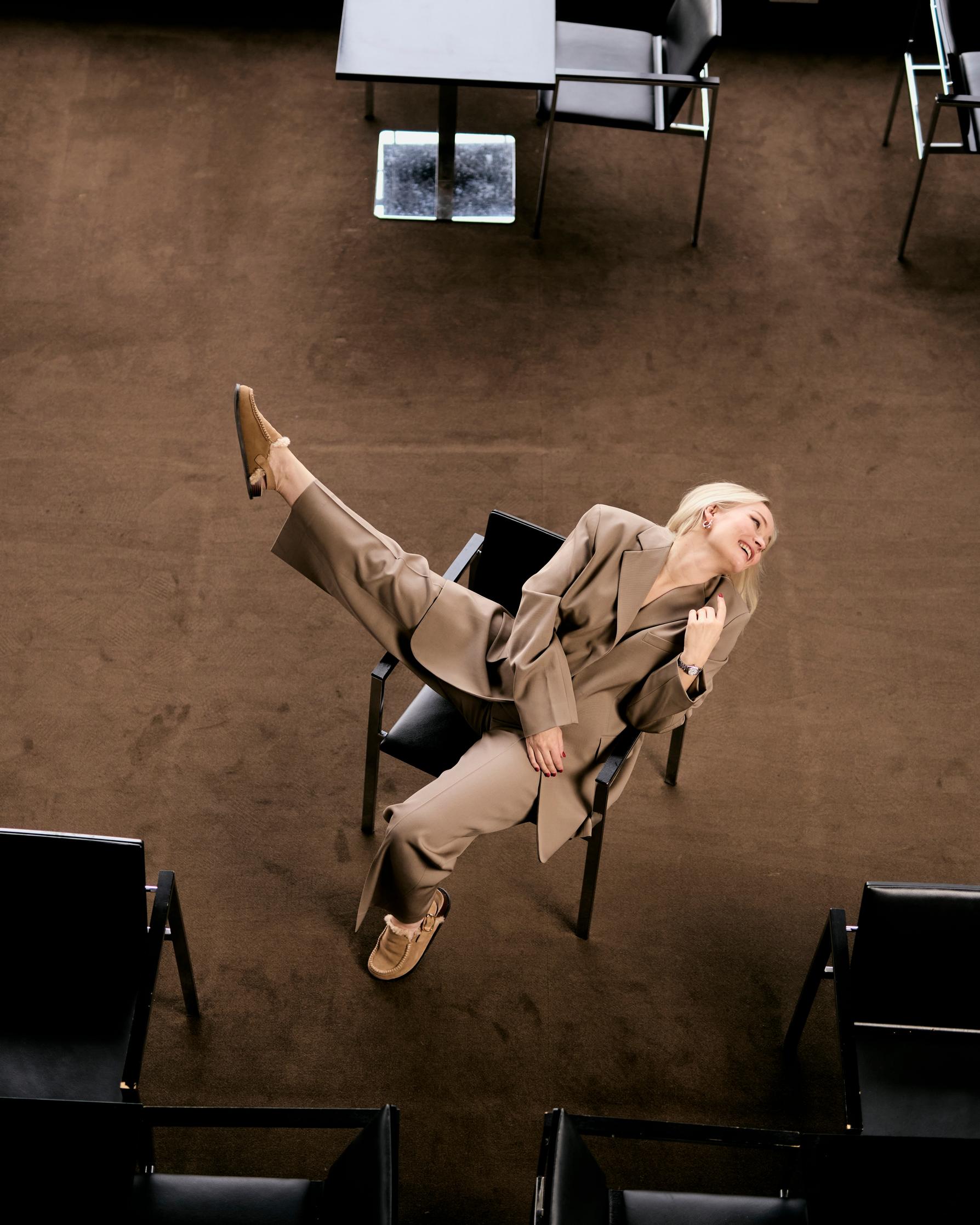 Anna Puu sanoo, että hänestä on tullut ammatillisesti lempeämpi. ”En aseta enää sääntöjä siitä, mitä saan olla tietyn ikäisenä ja mitä en.”