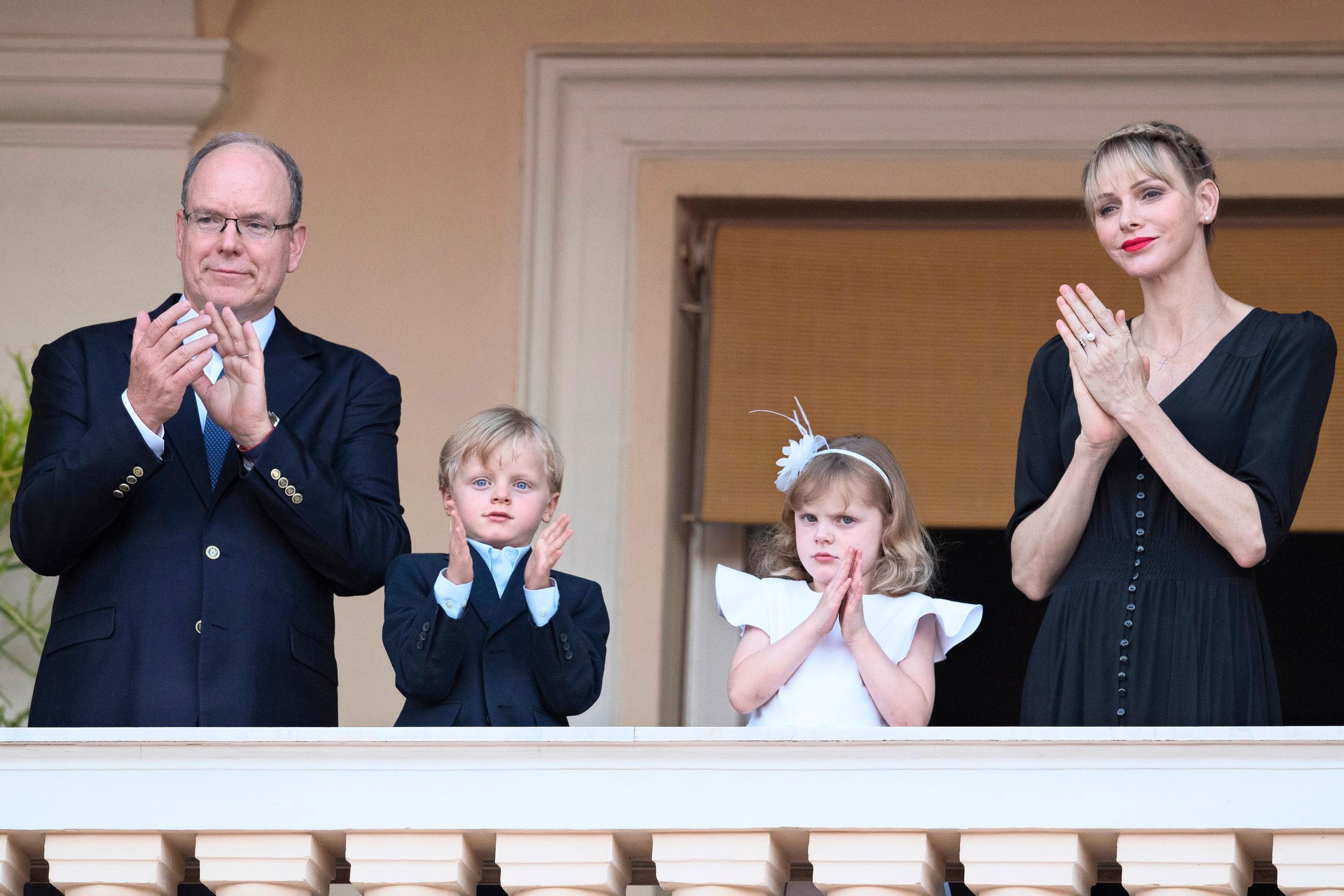Koko perhe juhannusjuhlassa kesällä 2020. Prinssi Jacques ja prinsessa Gabriella opettelevat kuninkaallisia roolejaan.