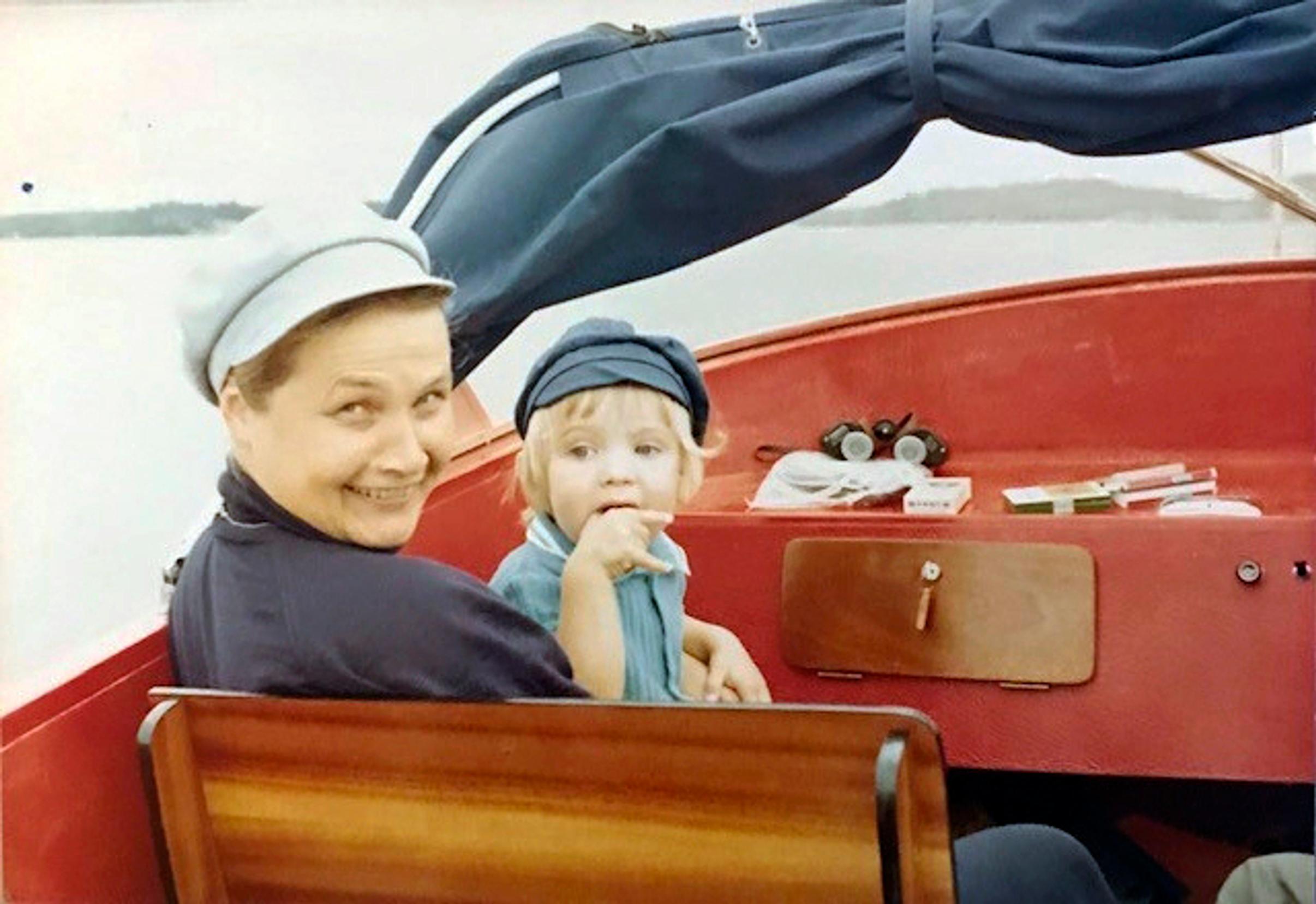 Veneily oli lähellä Pärren sydäntä. Mimmi-veneen kotilaituri oli Hietalahden rannassa. Kyytiin on päässyt Janus Hanski.