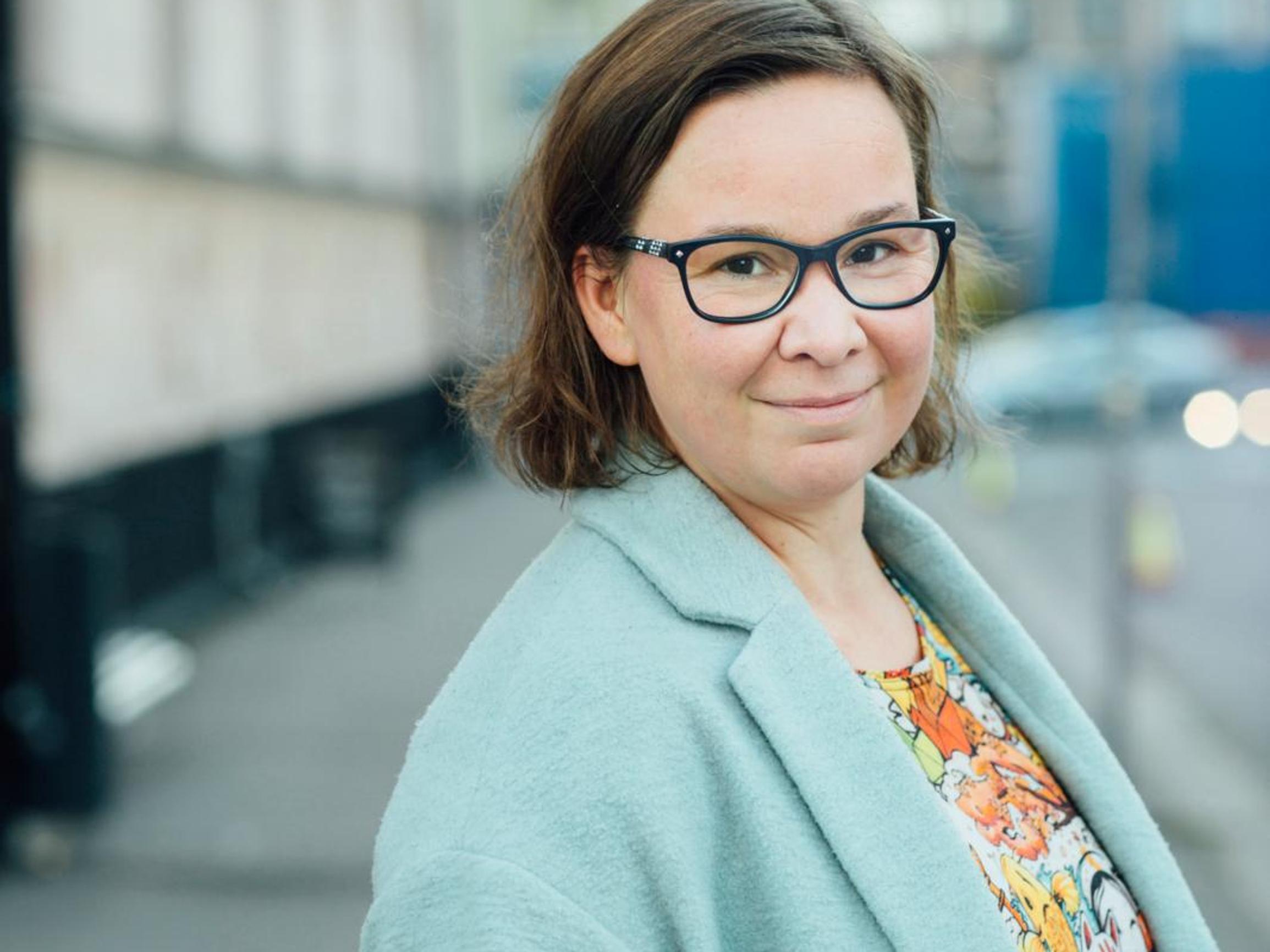 Rosa Meriläistä ärsyttää, kun suomalaiset eivät saa töissä suutaan auki – ”Moni istuu kädet puuskassa takapenkissä”