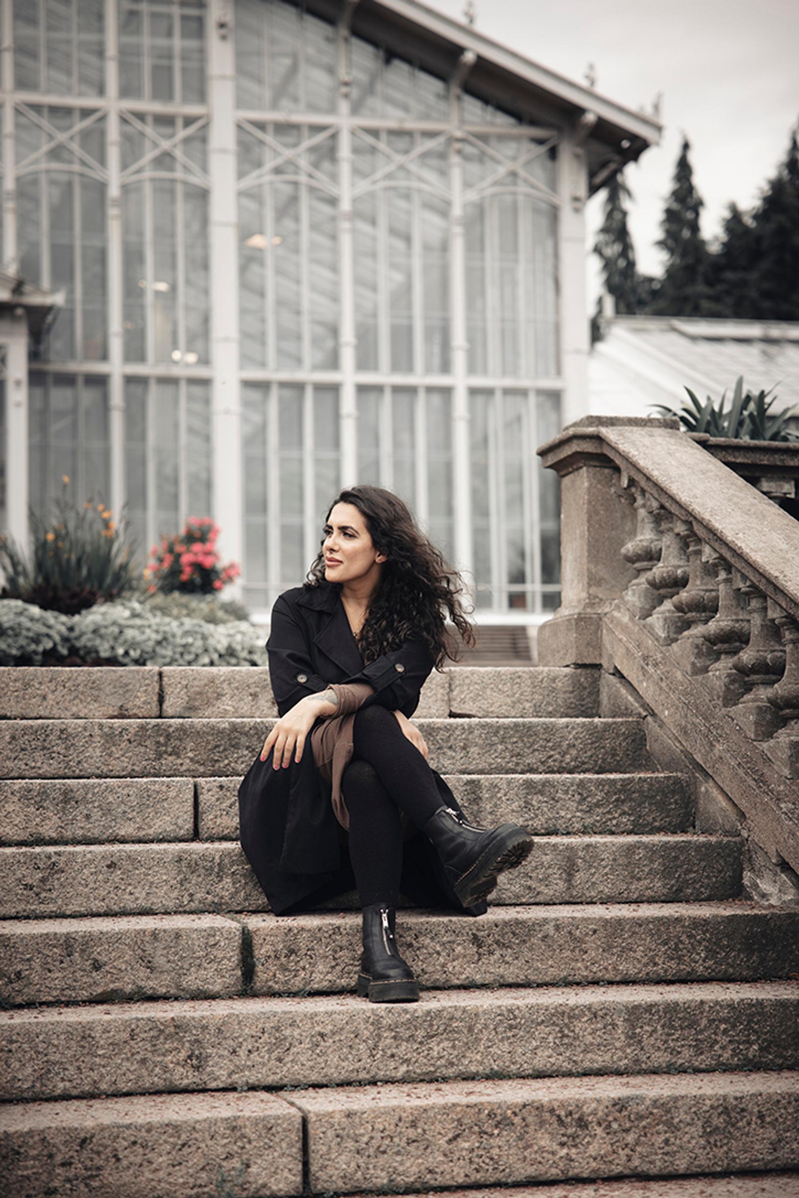 ”Ranskanbulldogini Rambo ja Rocky ovat elämäni rakkaus, ja heidän kauttaan suhtaudun kaikkeen entistä empaattisemmin”, Rojin kertoo.