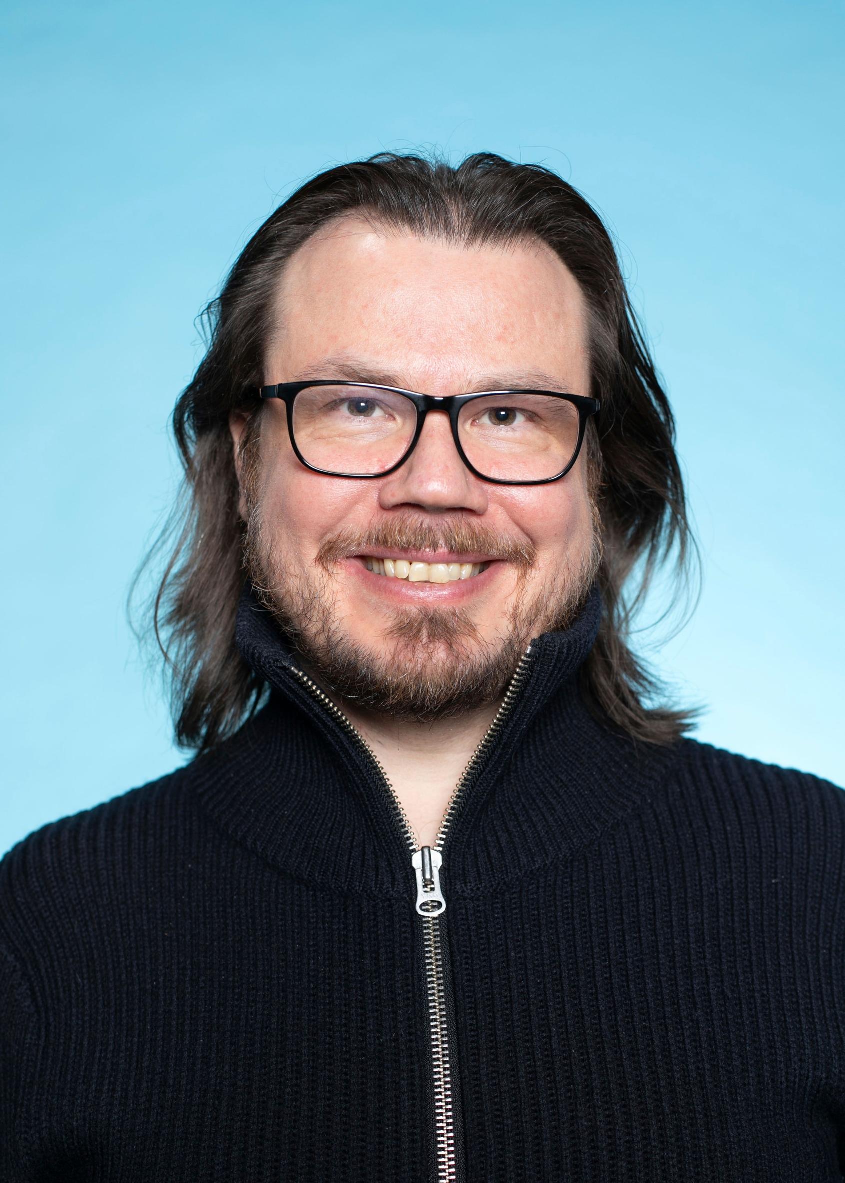 Lauri Järvilehto on Aalto-yliopiston työelämäprofessori, filosofi, tietokirjailija ja muusikko.