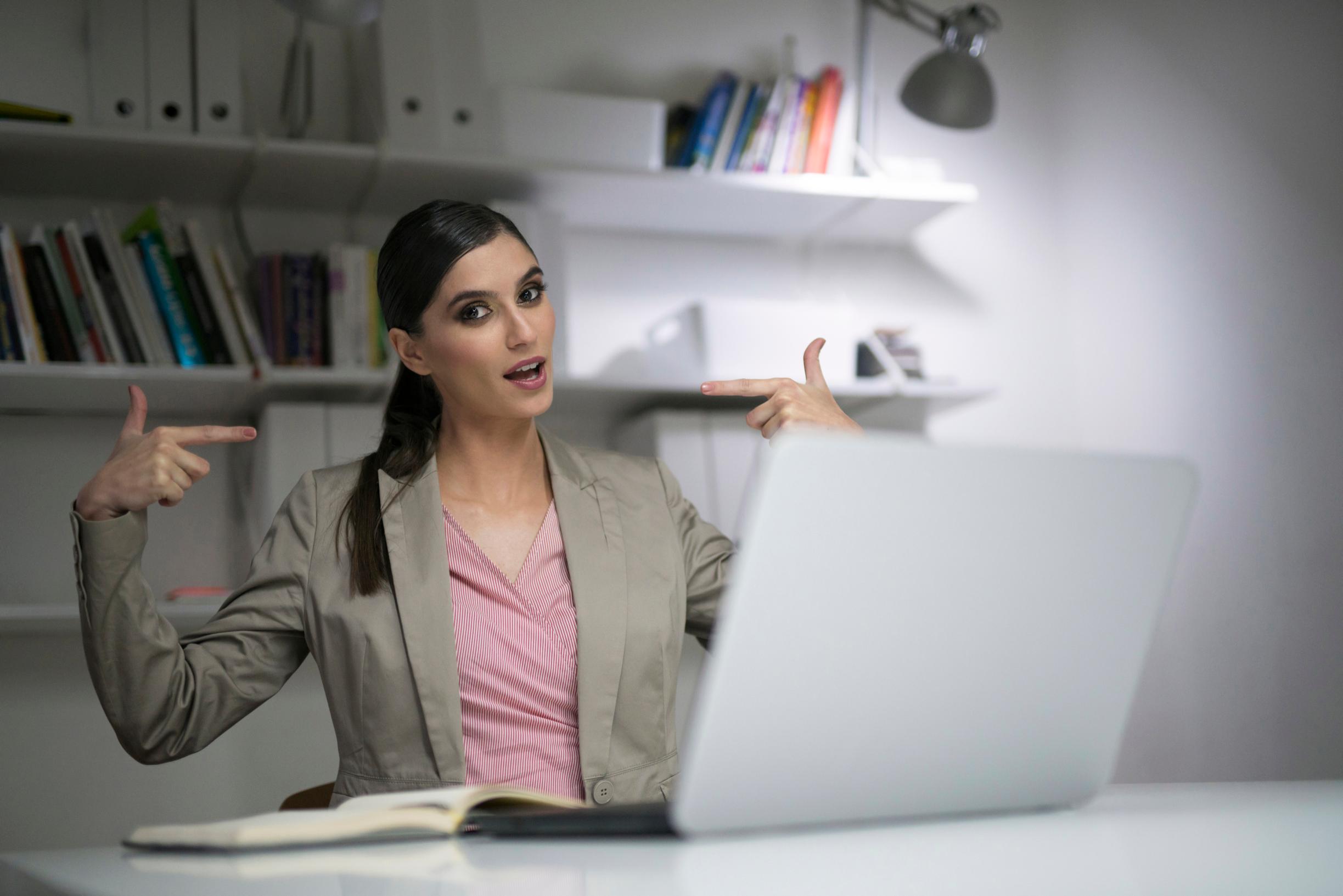 Mitä jos oletkin aivan riittävän hyvä? Jos usein vähättelet itseäsi ja osaamistasi, opettele tämä taito