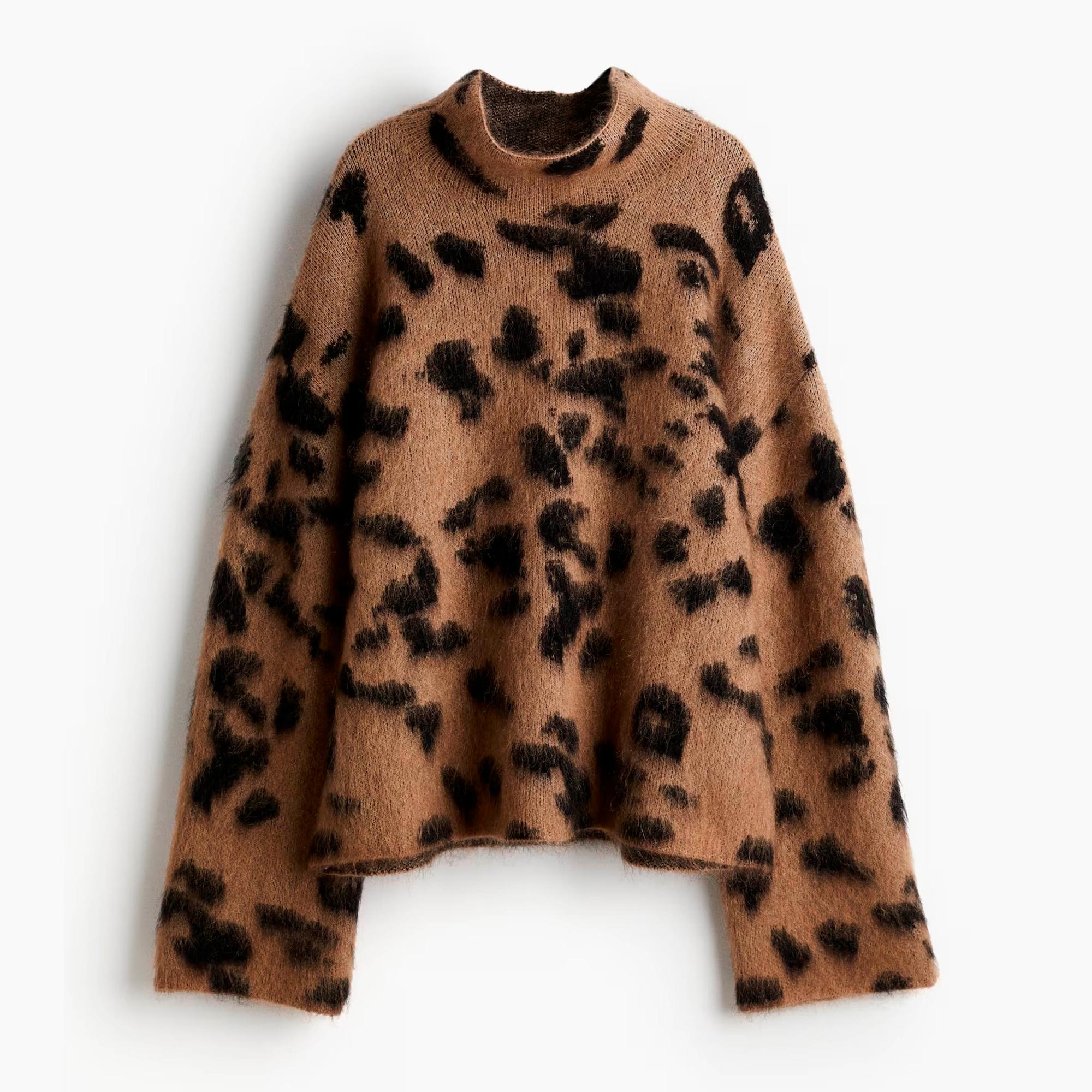 Neulemallissa on puolipoolokaulus ja madalletut olkapäät eli sirousefekti taattu. Neuleen (XS–XL) materiaalina on villa-mohairsekoite. 69,95 €, H&M.