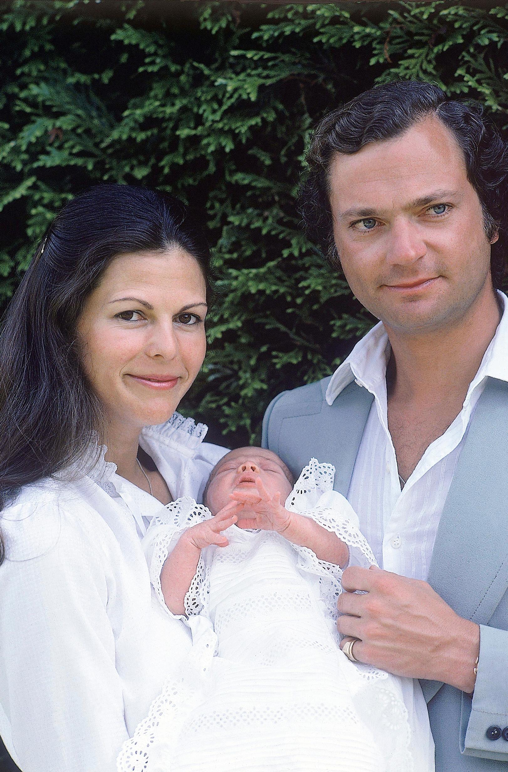 Esikoistyttären tuoreet vanhemmat 1977. Pari vuotta myöhemmin lakia muutettiin niin, että esikoinen perisi kruunun sukupuolesta riippumatta.