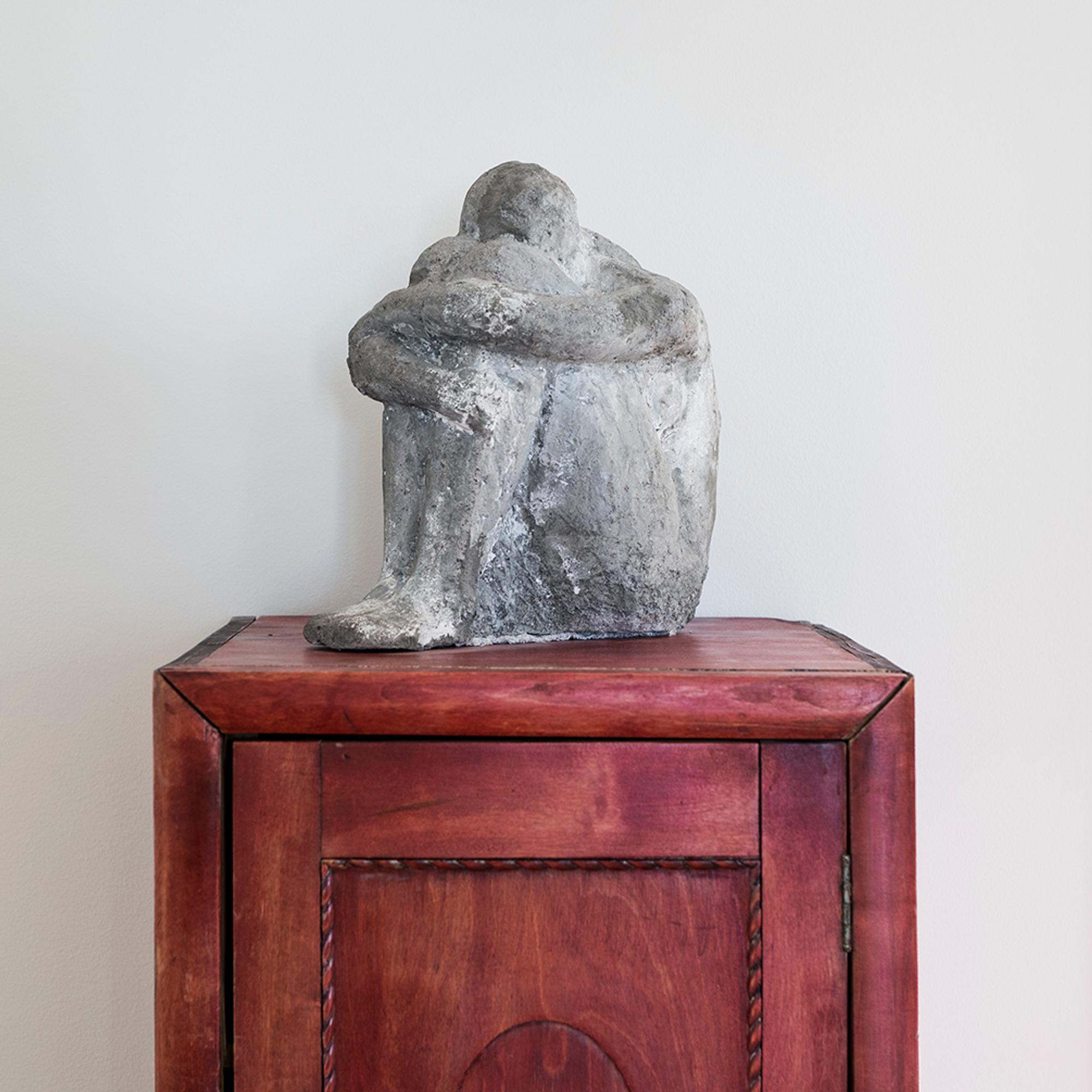 Veistos olohuoneen kaapin päällä on Marjatta Riskun tekemä.