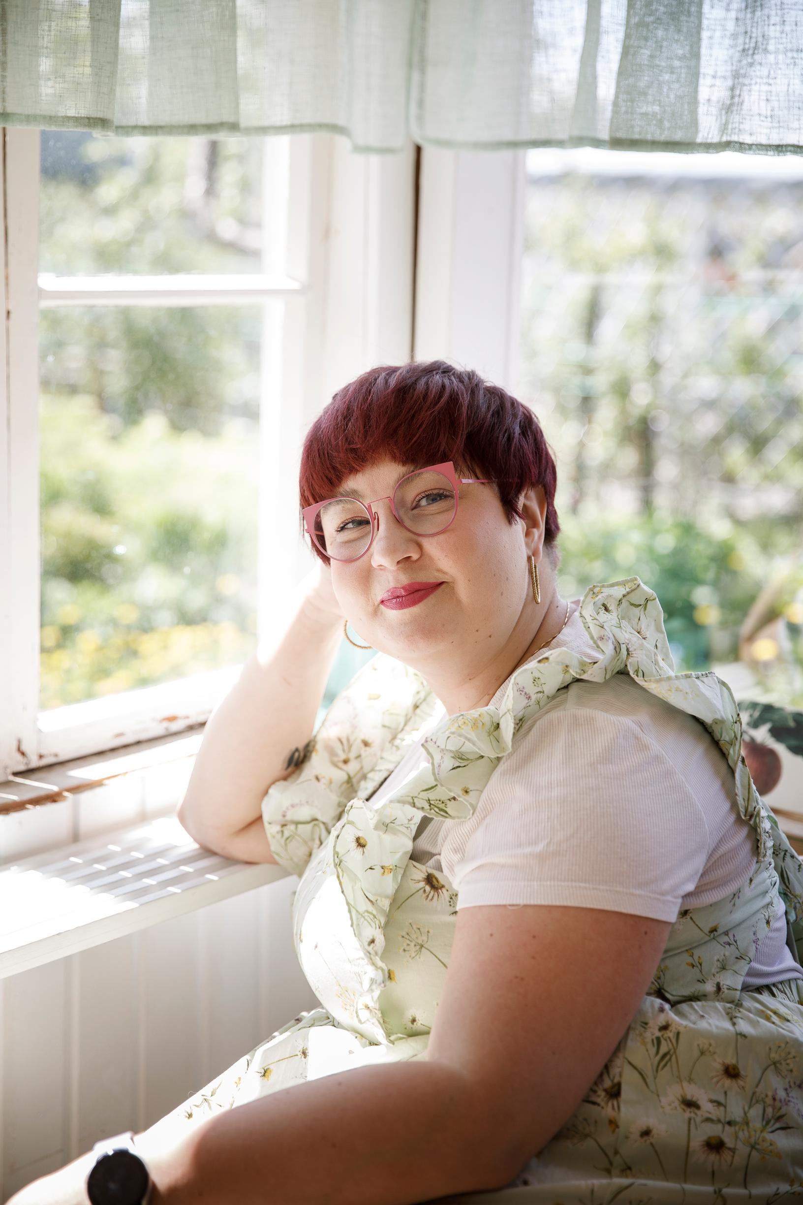 Emmi Nuorgam oletti pitkään olevansa hetero – sitten hän mätsäsi Tinderissä vanhan naispuolisen tutun kanssa