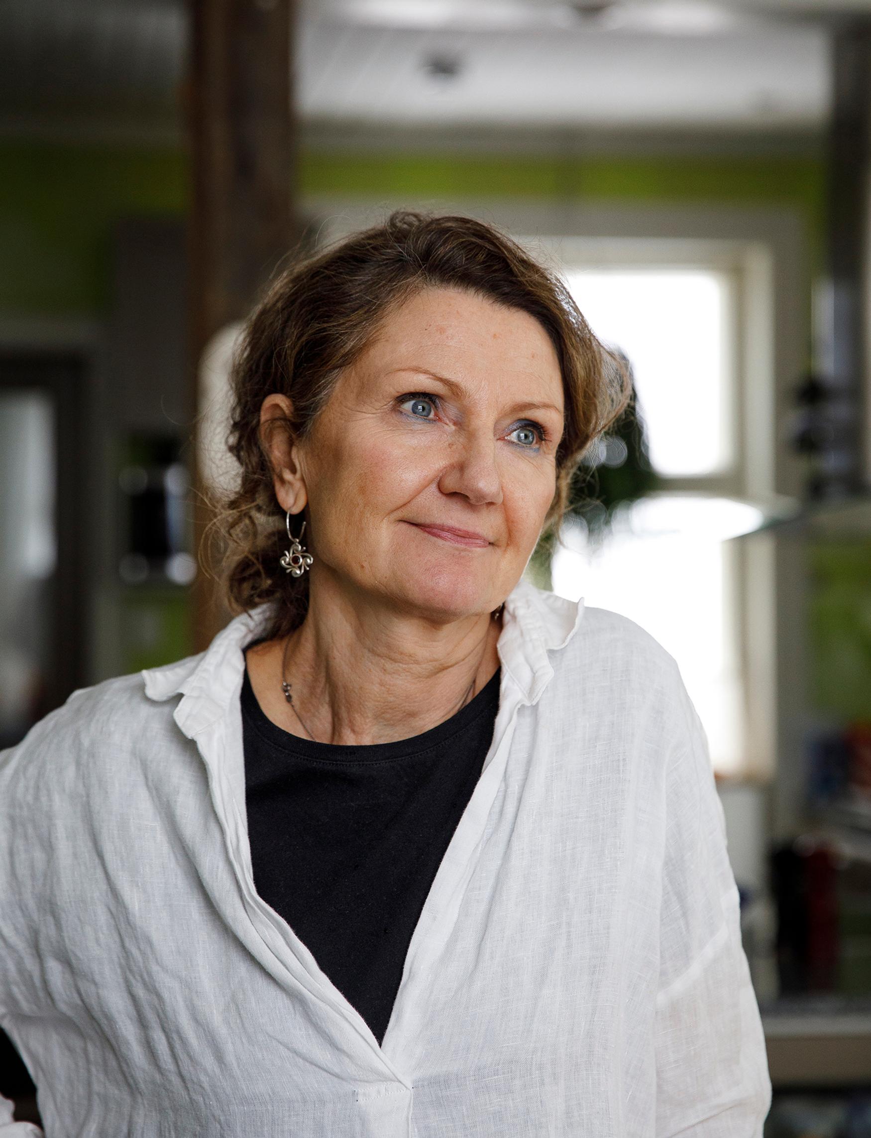 ”Nauran pikkutarkkuudelleni ja vakavuudelleni, joista seuraa absurdeja asioita. Ohjatessani saan nauraa, sillä harjoituksissa sattuu paljon virheitä”, Sirkku sanoo.