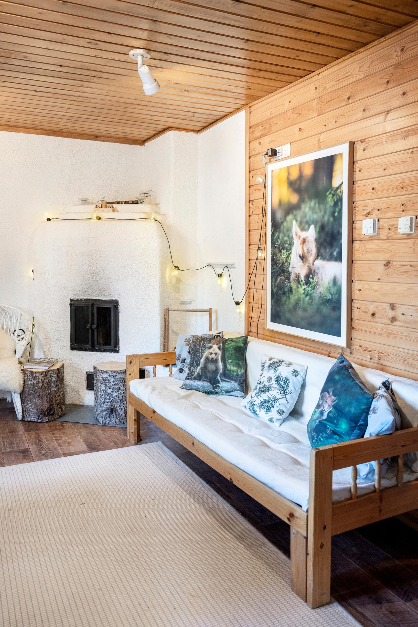 Pihapiirissä sijaitsee vierasmaja, jota Inari vuokraa varsinkin Pyhä-Luoston kansallispuiston kävijöille. Tuvassa on sauna, kuivakeittiö ja pieni nukkumatila.