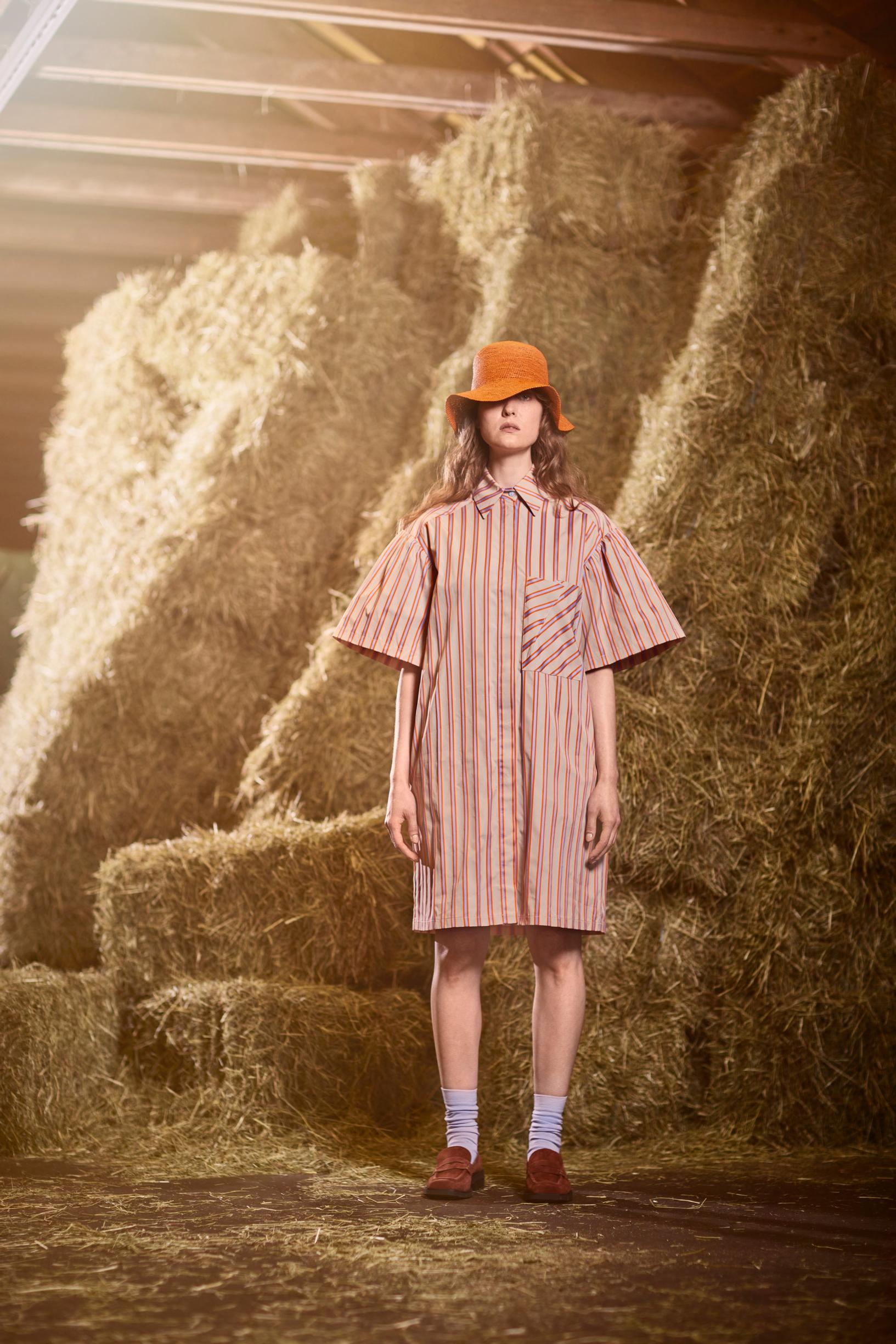 Paitamekko 239,95 e, Mykke Hofmann / Zalando. Buckethattu 225 e, én Hats. Mokkaloaferit 249 e, Vamsko. Nilkkasukat 14,99 e, H&M.